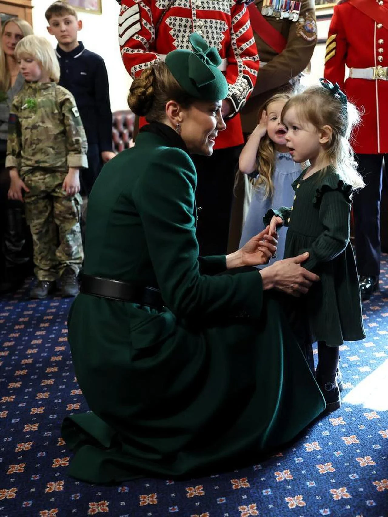 キャサリン皇太子妃、気品ある爽やかなグリーンのコートでセント・パトリックス・デーの式典に参加。子どもたちとのコミュニケーションで美しい母性を垣間見せる