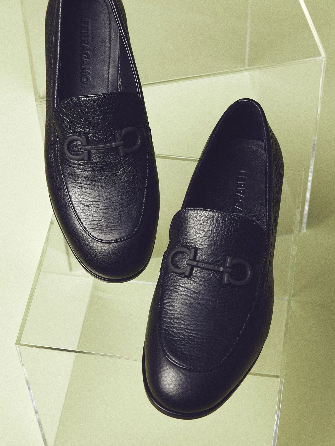 占い師・真木あかりさんが指南！フェラガモの開運シューズ