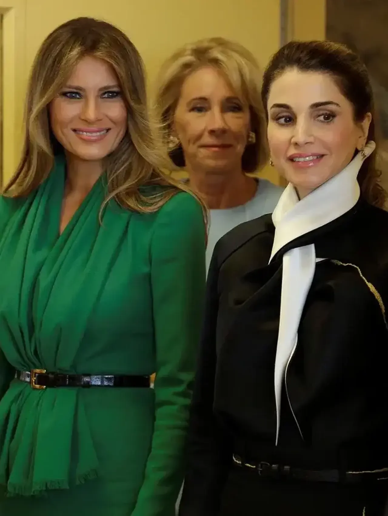 メラニア米大統領夫人とヨルダン・ラーニア王妃が満面の笑みでツーショット！ 国連のイベントで見せた、２人のスタイリッシュな装いが注目の的に