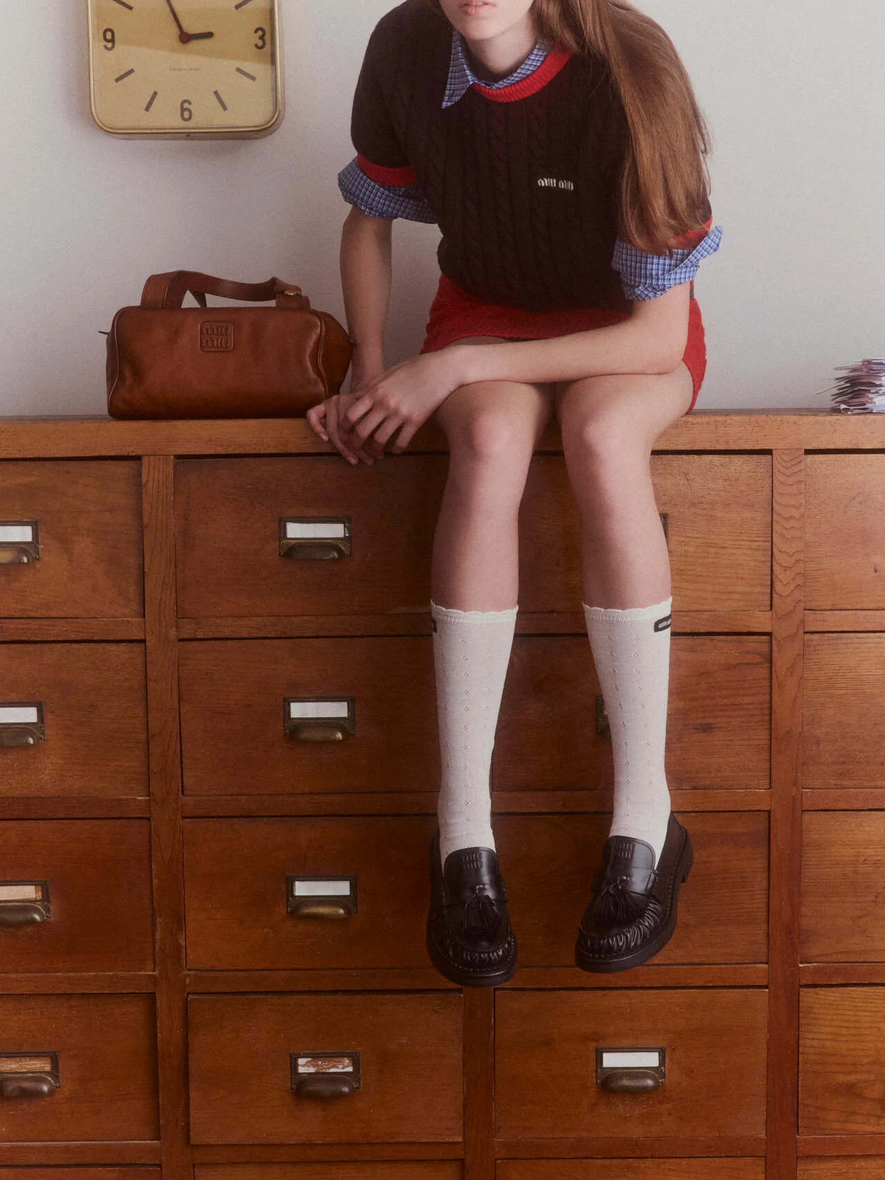 【ミュウミュウ】新作ローファー登場！ スクールユニフォームから着想を得たクラシックな一足