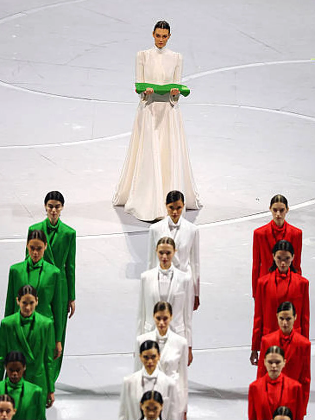 レオナルド・ディカプリオの27歳の恋人ヴィットリア・チェレッティが【2026年冬季オリンピック】の開会式に登場！ 純白のアルマーニドレスでイタリア国旗を運んだ