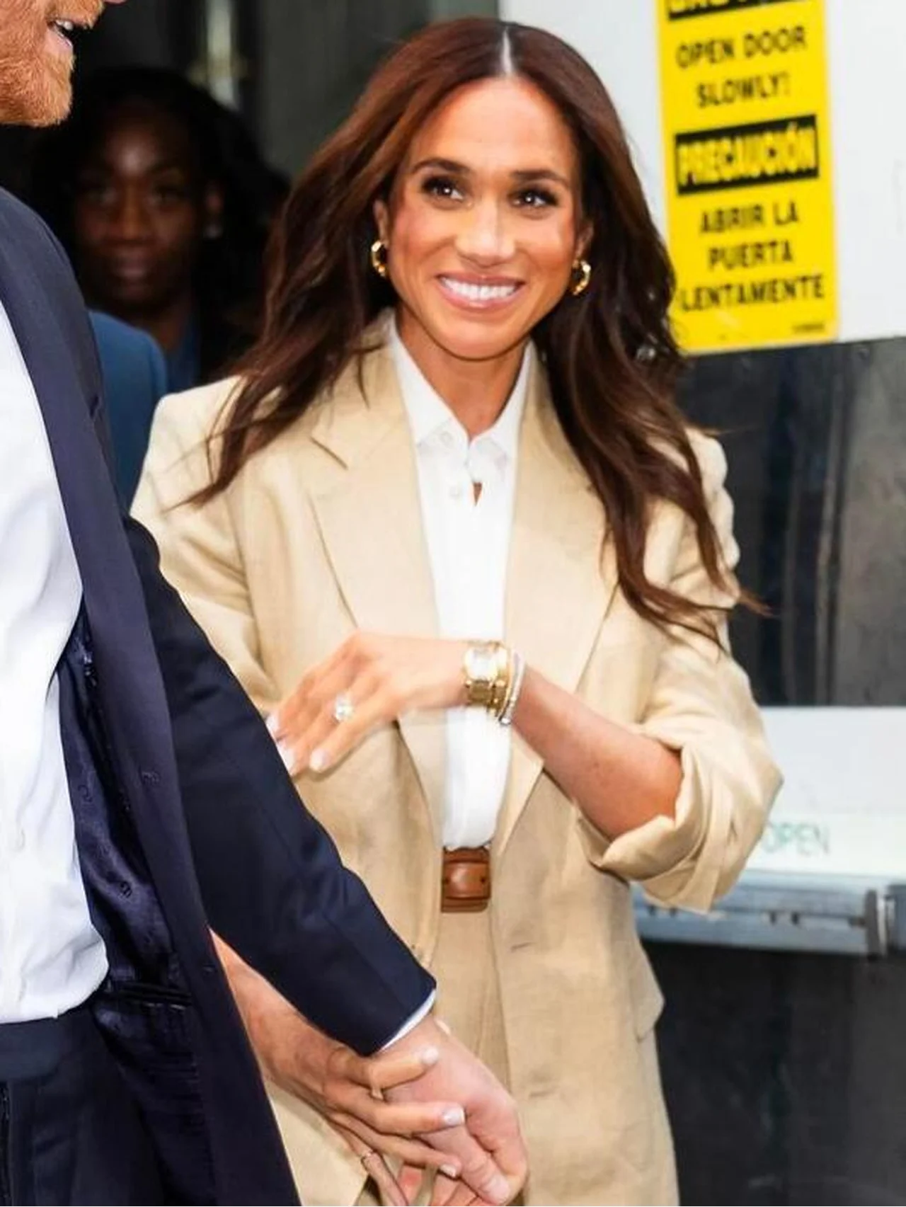 メーガン妃、ラルフ ローレンのパンツスーツに身を包み、亡き義母ダイアナ元妃のルックを再現！ 夫・ヘンリー王子をスルーする場面も話題に