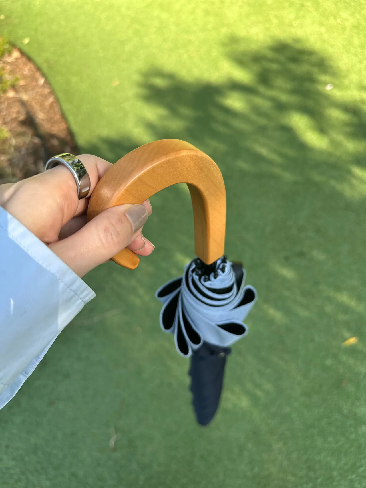 【サンバリア100】完全遮光の折りたたみ日傘を実際に使ってみた。夏を迎える前にエディターが選んだ一本は？