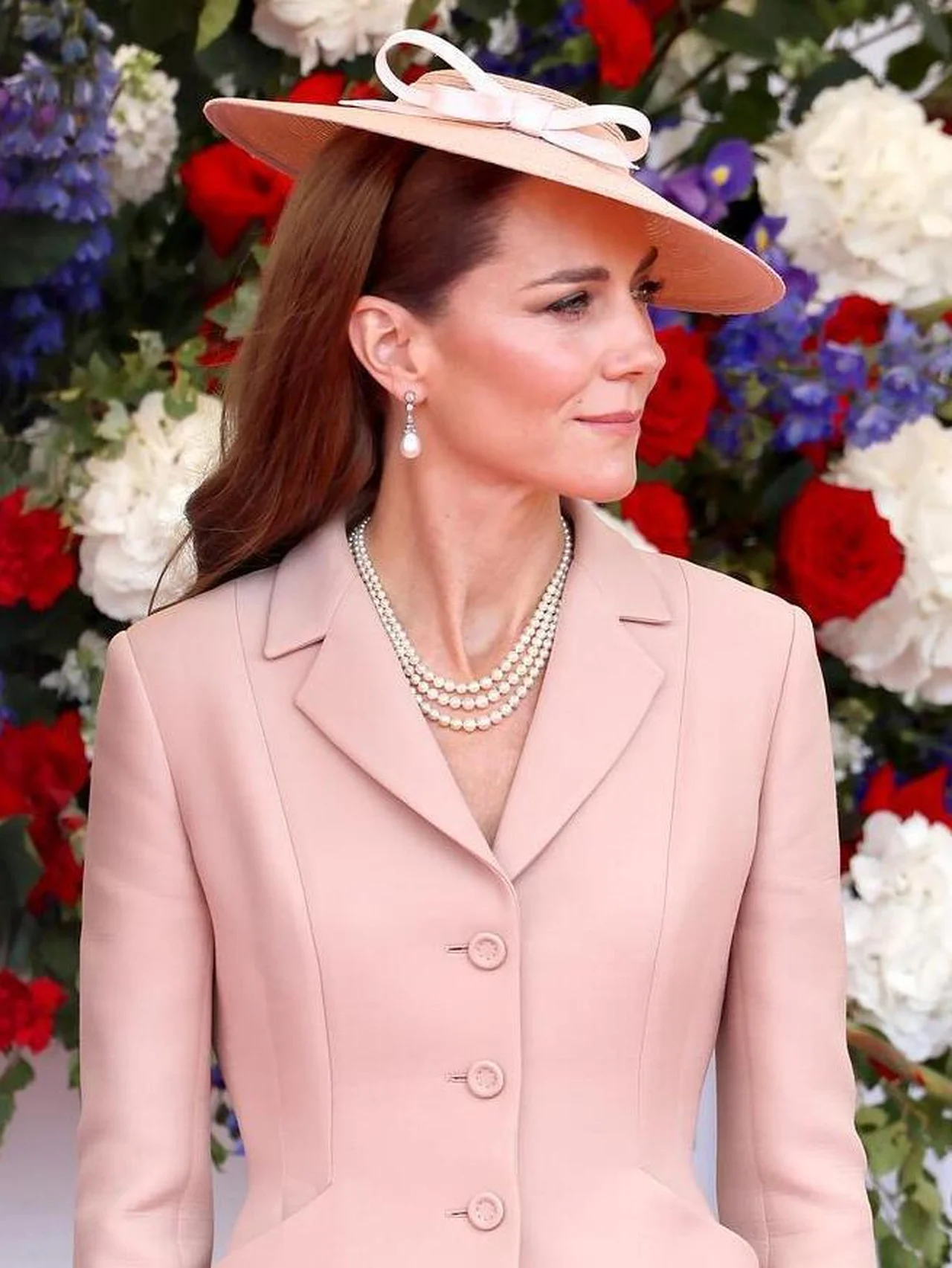 キャサリン皇太子妃、初めてディオールを纏う！ 優美なペールピンクのワントーンルックでフランス大統領夫妻をもてなす