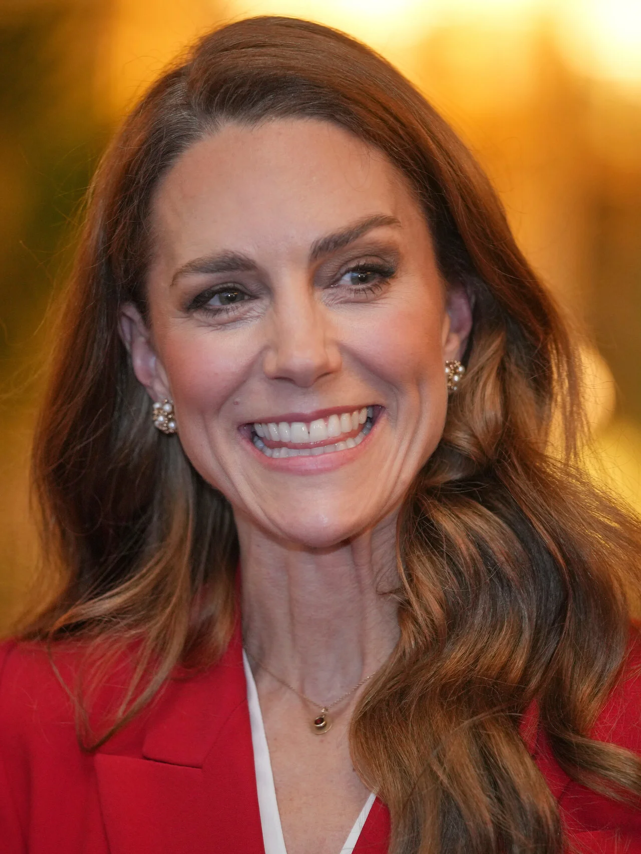 キャサリン皇太子妃、マックイーンの真っ赤なパンツスーツ姿で圧巻のオーラを放つ！ 女子ラグビーイングランド代表をウィンザー城で歓待