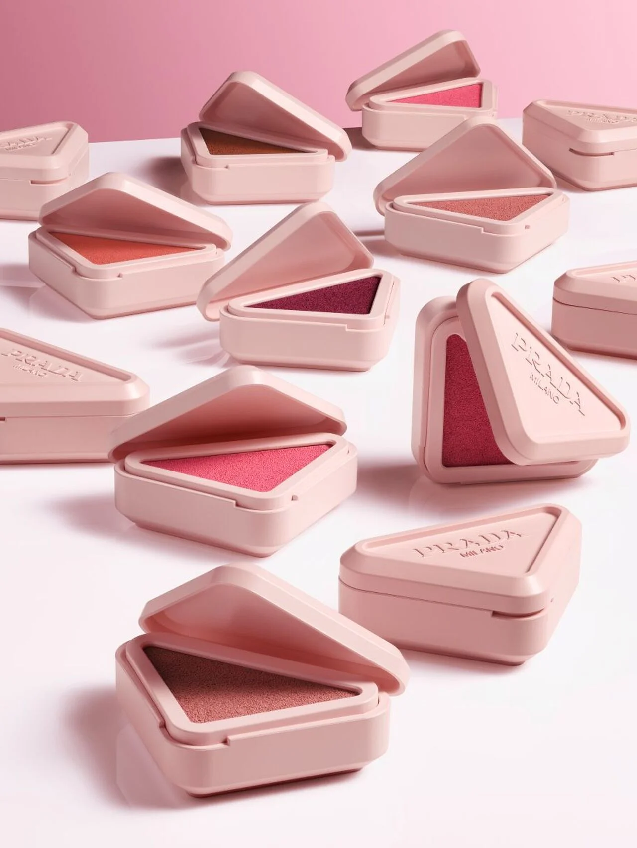 【プラダ ビューティ】3WAYのマルチユースチーク誕生。素肌が映える、クリームtoパウダー質感