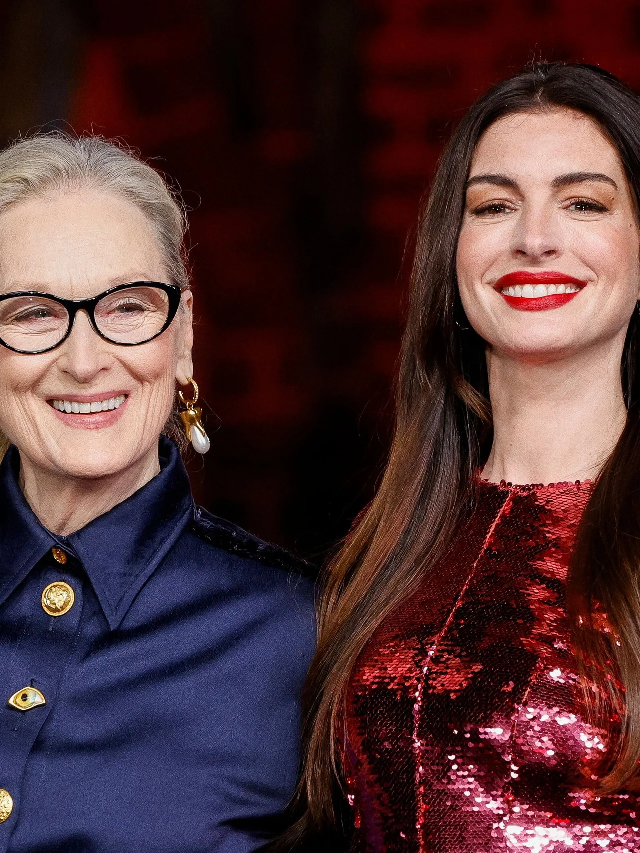 アン・ハサウェイとメリル・ストリープが『プラダを着た悪魔２』メキシコのプレミアイベントに登場！大胆なルックで観客を魅了