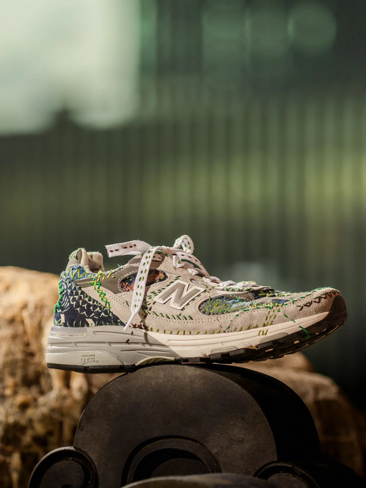 サステイナブルに取り組む【1 Hotel Tokyo】が【サシコギャルズ】とコラボレート！ アースデイにあわせ「刺し子」スニーカーの展示と、限定受注販売を実施