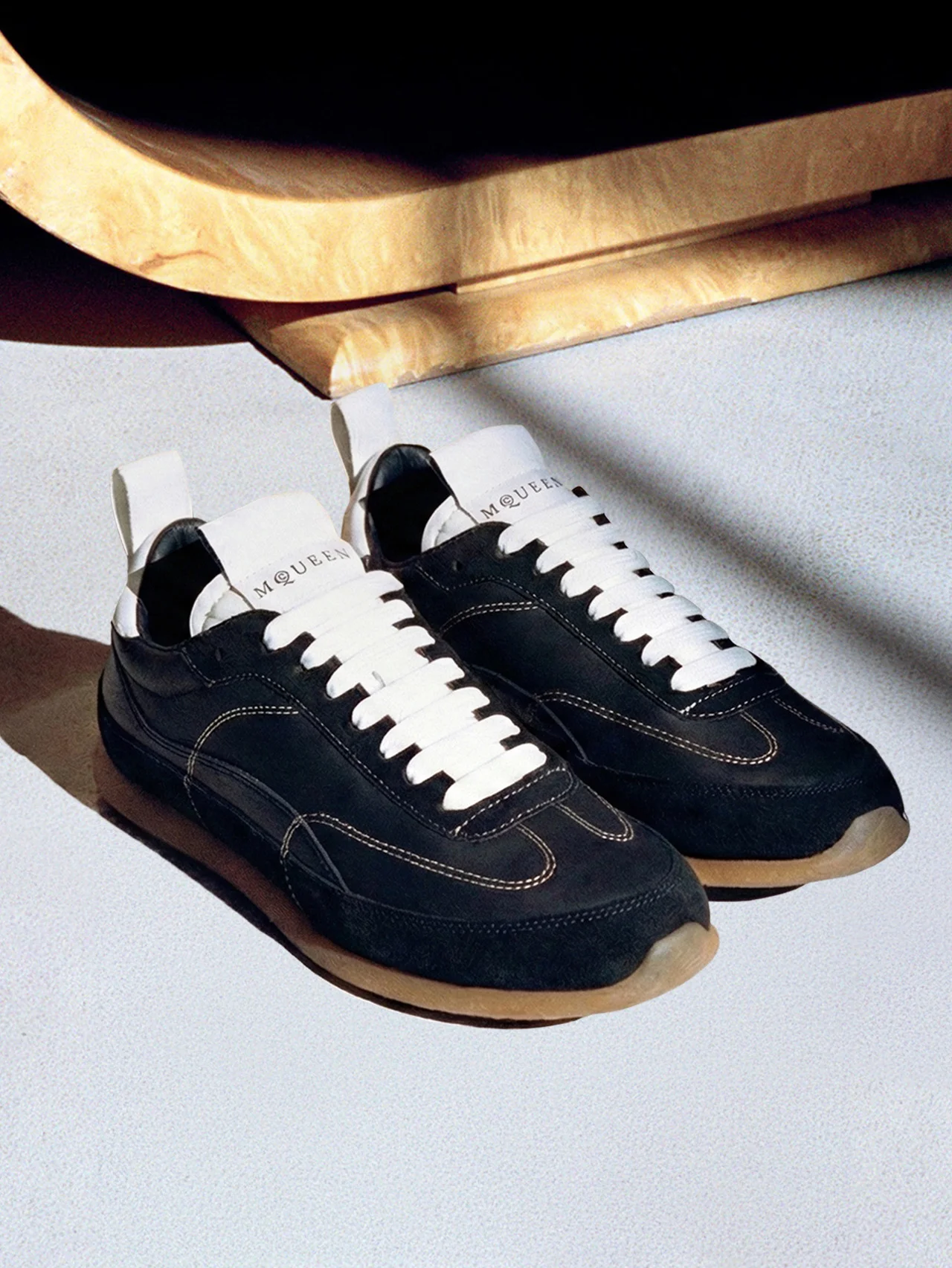 【マックイーン】から新作スニーカー「EC1」登場！ 足もとにレトロモダンなムードを