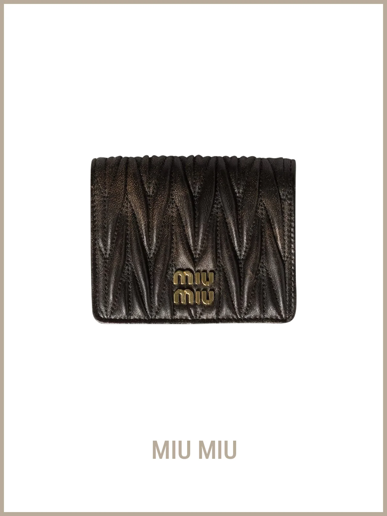 【ミュウミュウ】の財布。経年変化も楽しみたい、進化系マトラッセウォレット