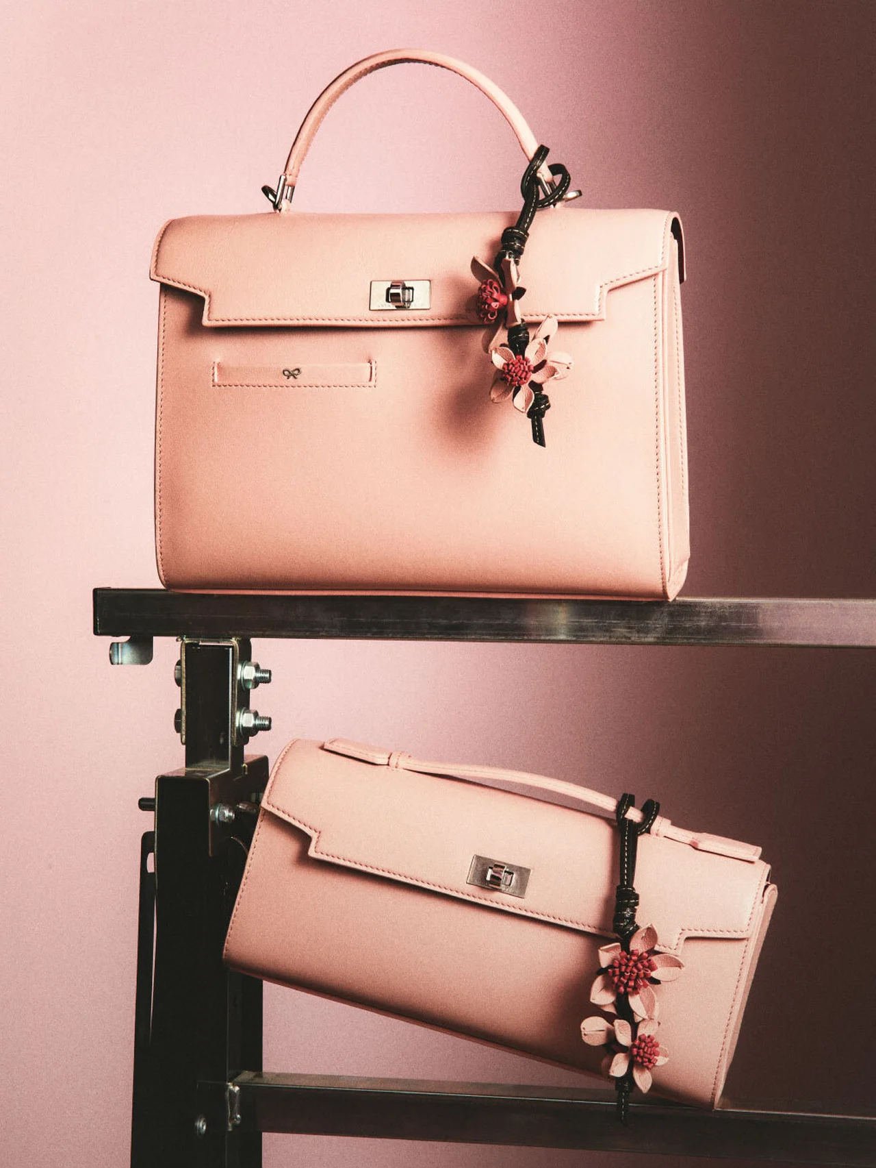 【アニヤ・ハインドマーチ】春に向けて 「Sakura」カラーの新作コレクションがローンチ。バッグや財布をラインナップ