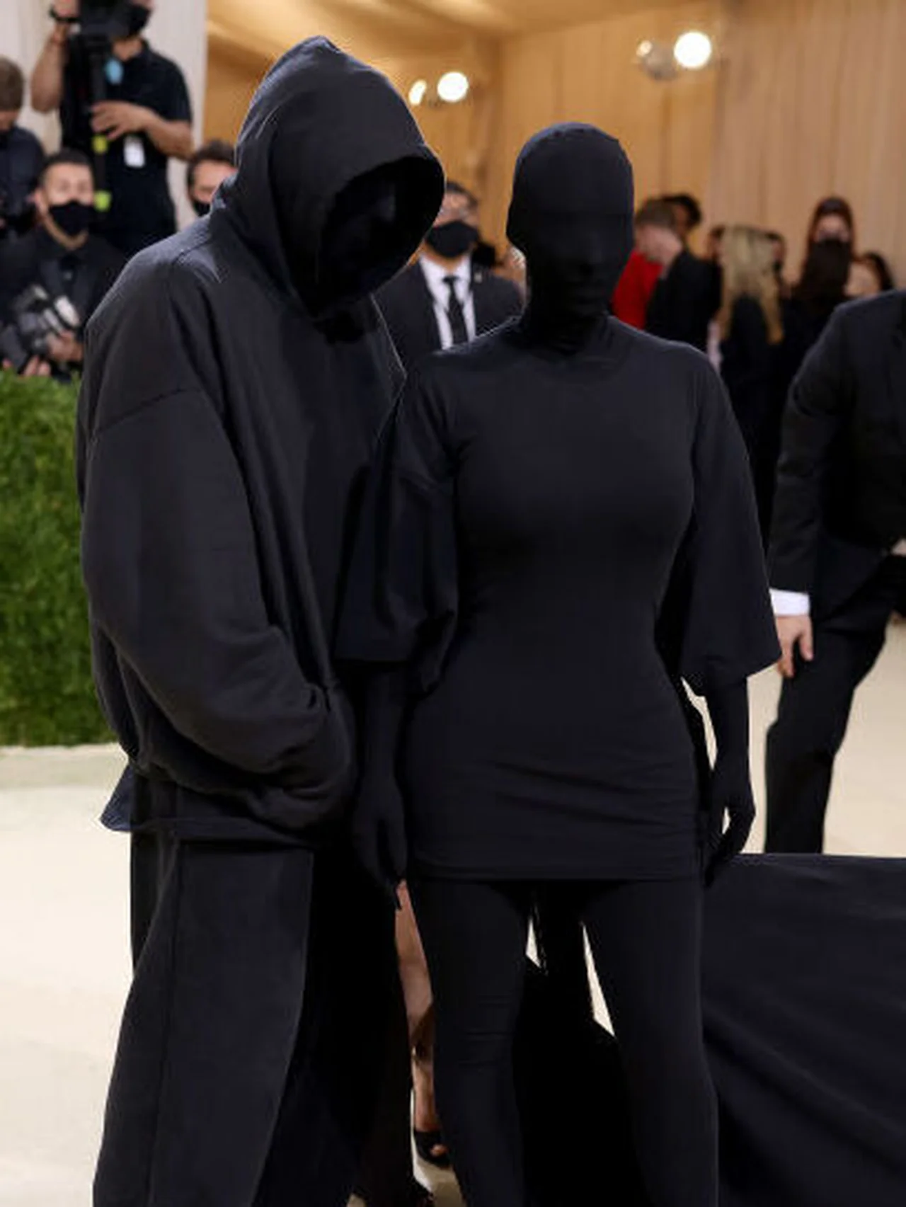 カニエ・ウェスト＆キム・カーダシアンの長女、フルフェイスマスク姿でパリの街を闊歩！ 両親譲りの独特なファッションが話題騒然