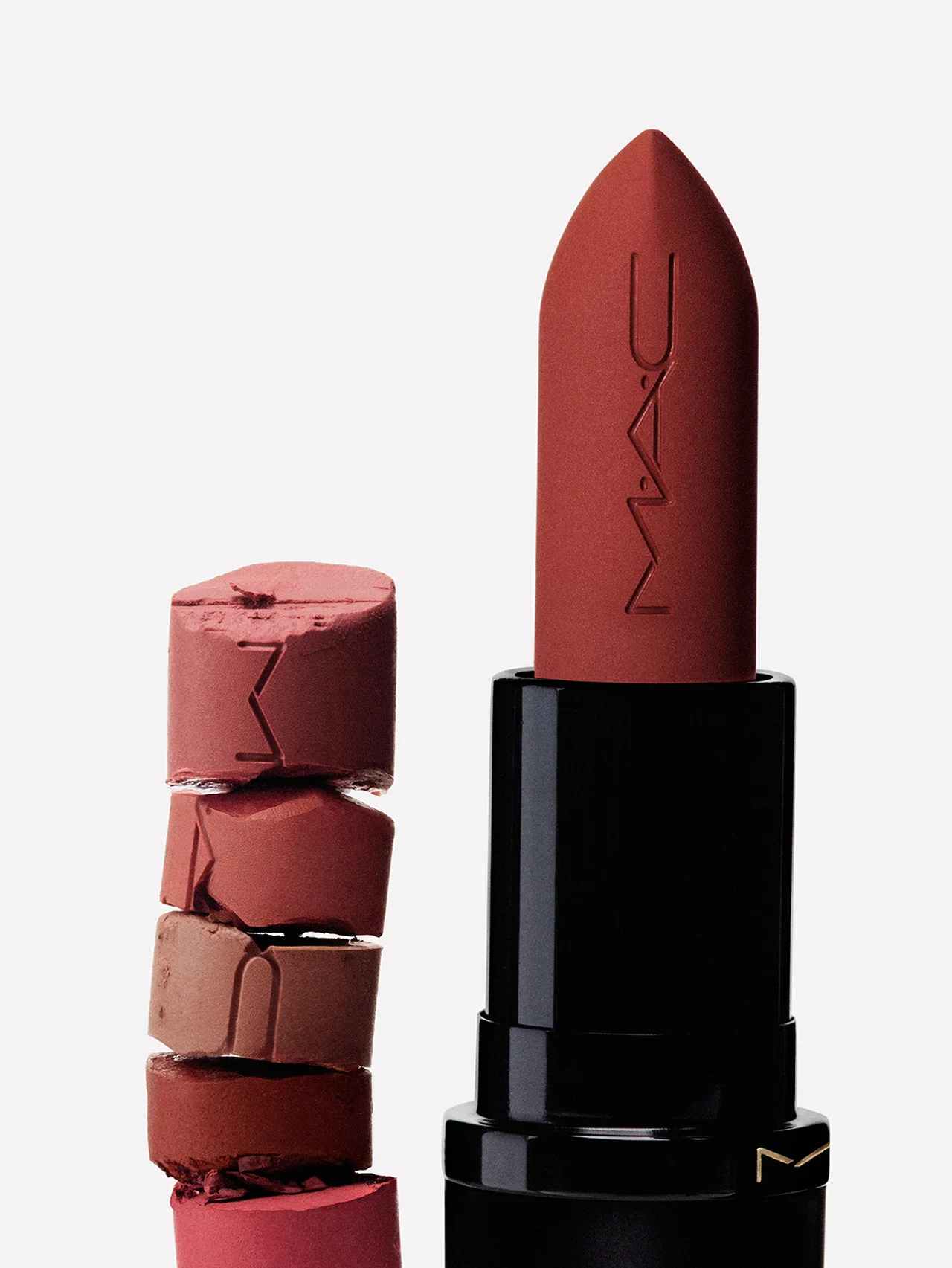 【M·A·C】“キスの余韻”をまとう「パウダー キス」が進化！ 90年代ヌードを今の質感で