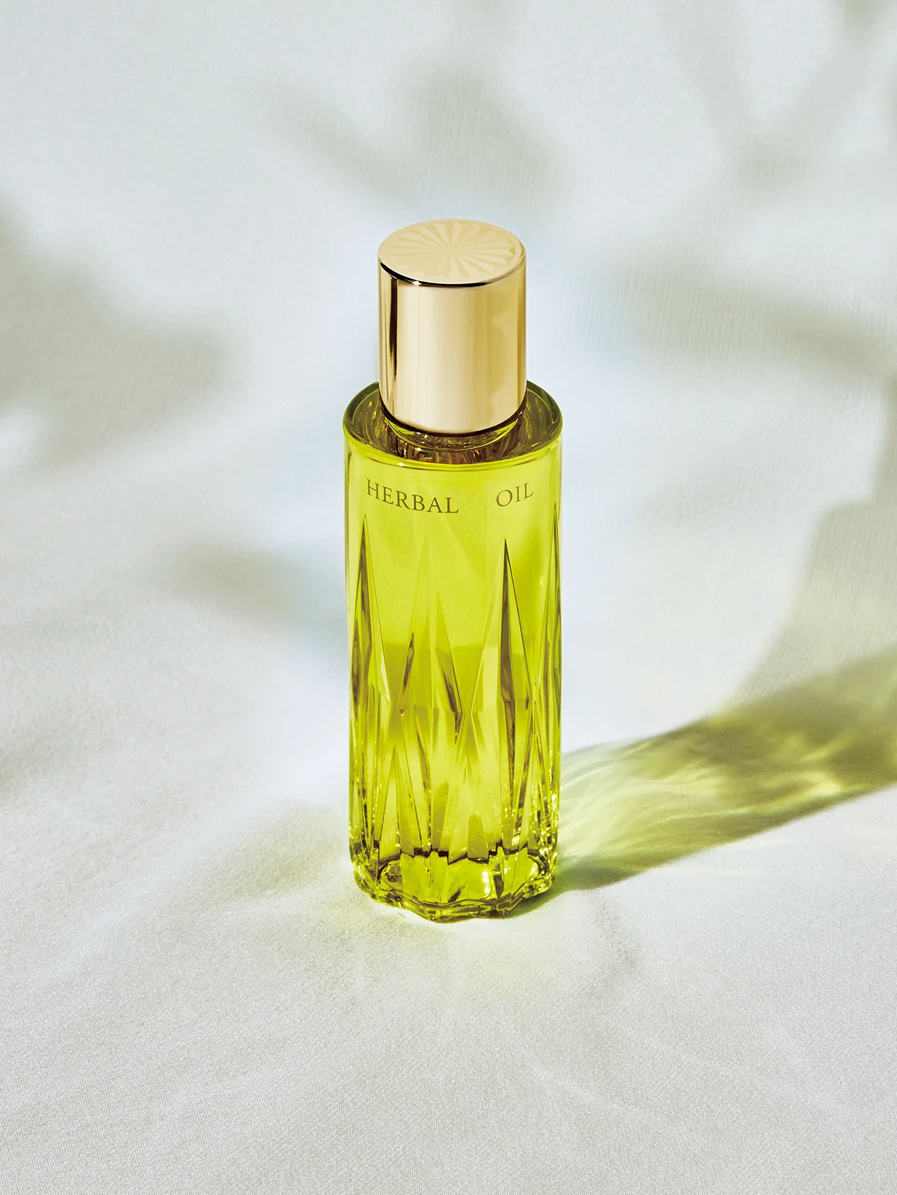 ずっと触れていたい官能肌を育む、【アルビオン】のフレッシュ ルミナス ハーバルオイル