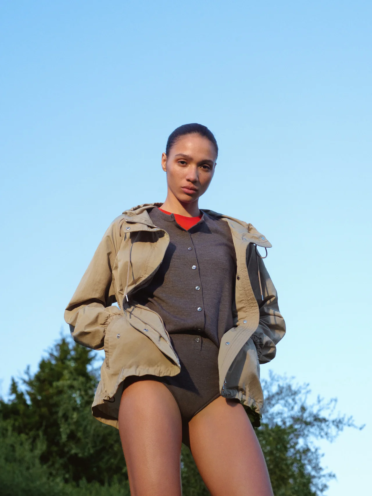 【タトラス】の軽やかなブルゾンやパンツなどに注目！ アーストーンで都会的なムードをまとう2026年春夏コレクション