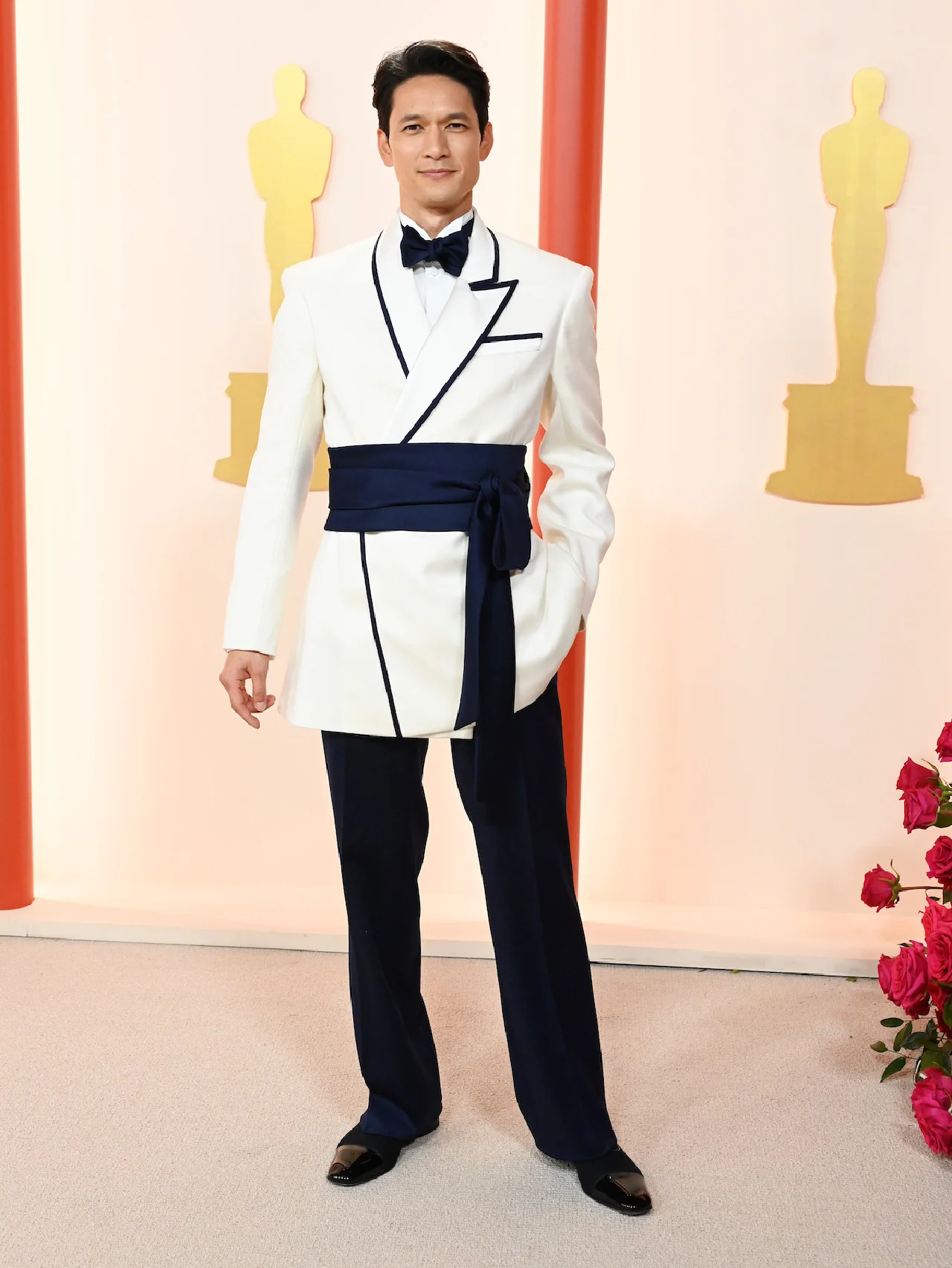 第95回アカデミー賞にて、俳優のハリー・シャム・ジュニアが【アディアム】のタキシードでレッドカーペットに登場！