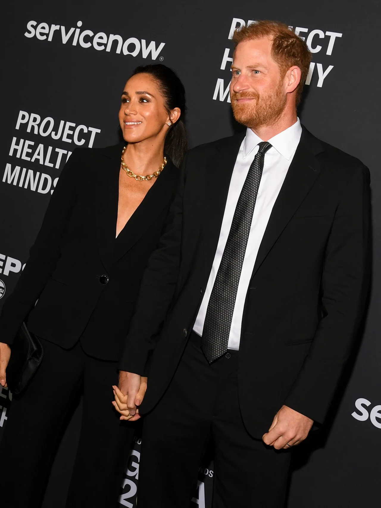 炎上続きのメーガン妃、ジョルジオ アルマーニのパンツスーツに身を包み、ヘンリー王子と手を繋いで授賞式に出席 「人道主義者」賞に選ばれ、英紙コメント欄が大荒れ