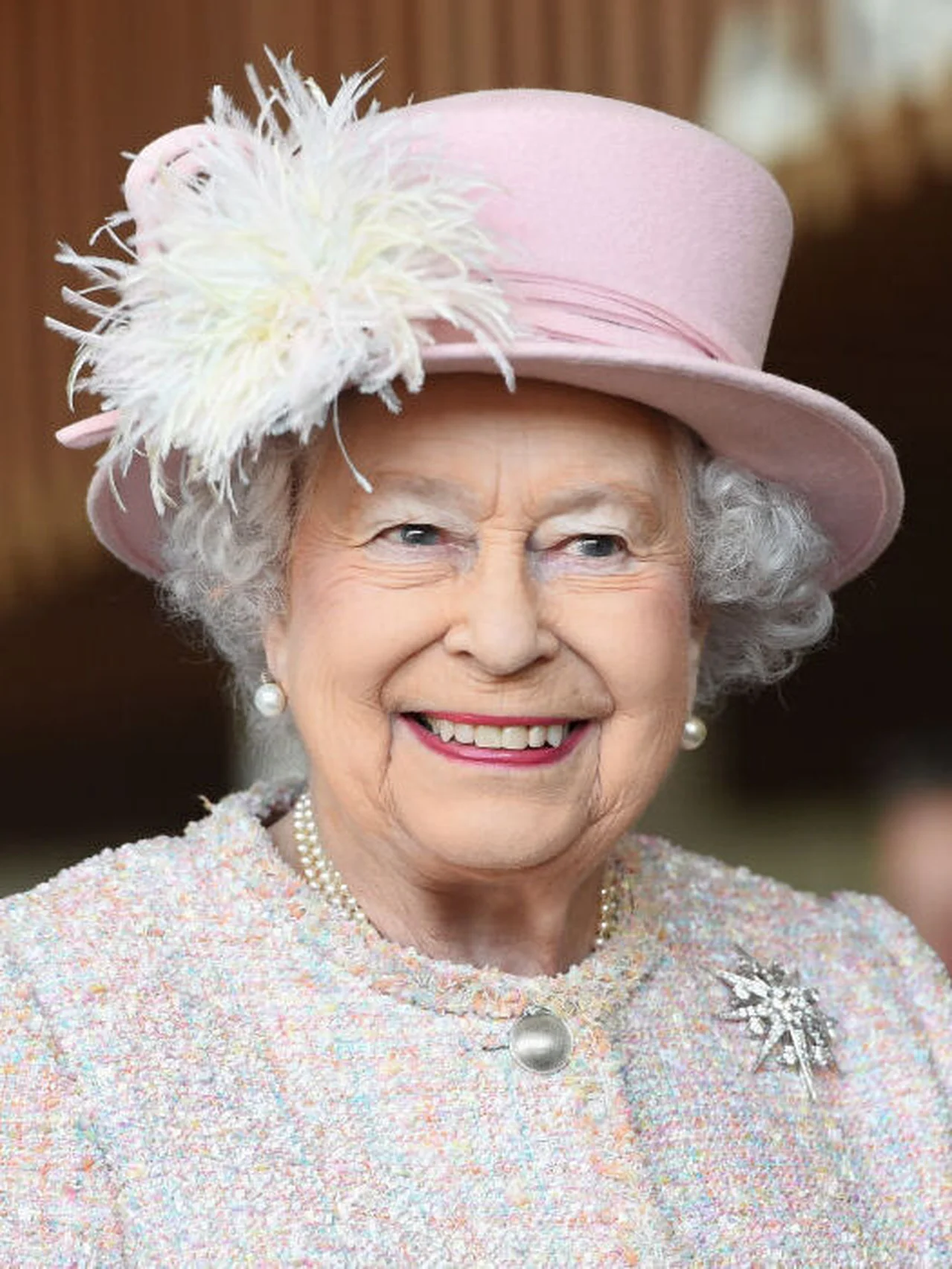 エリザベス女王逝去、バッキンガム宮殿に二重の虹がかかる。英国に「心と献身」を捧げた70年