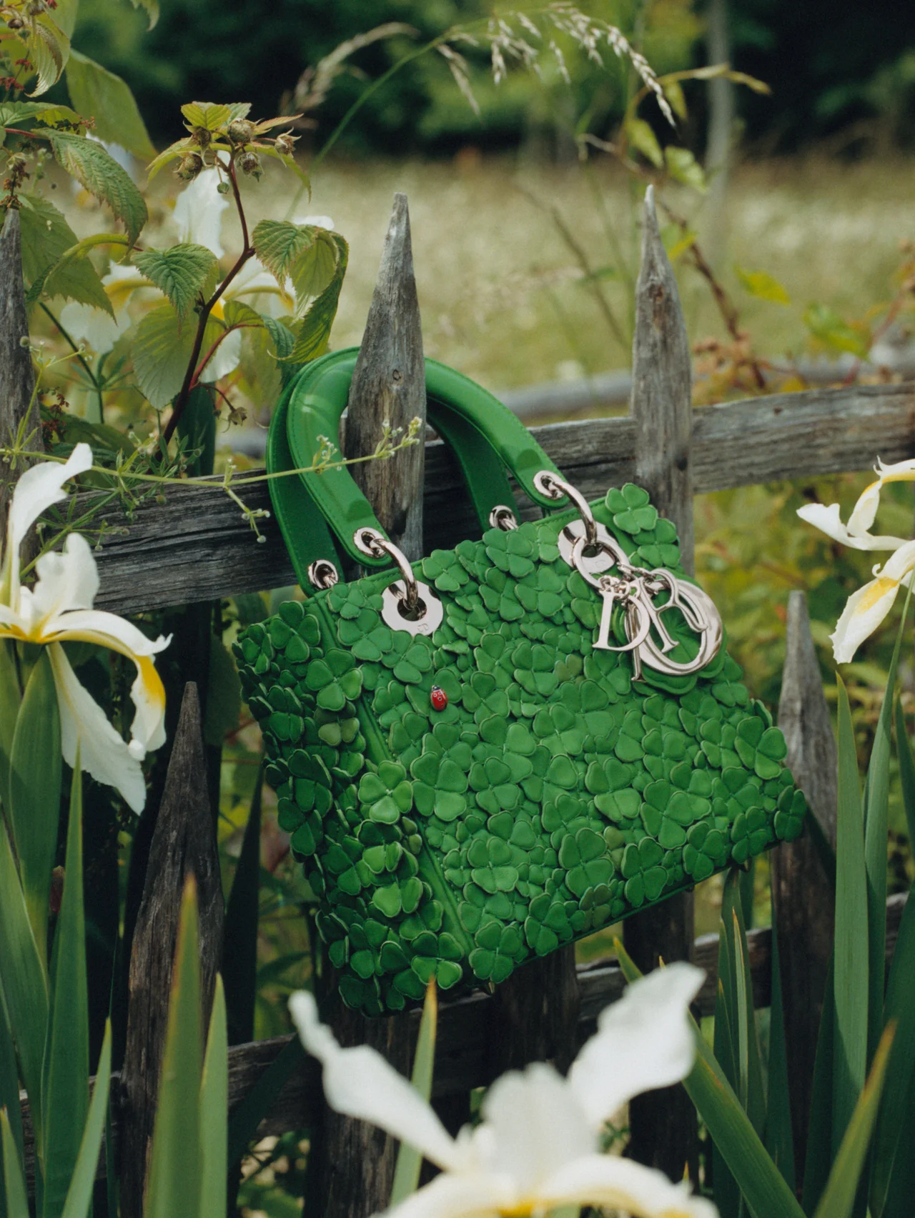 【ディオール】から新作バッグが登場。ジョナサン・アンダーソンによる「レディ ディオール」は幸運の四つ葉のクローバーモチーフ