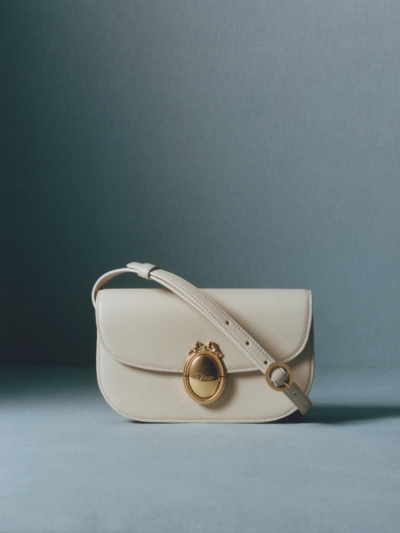 【ディオール】からアイコンモチーフ“メダリオン”を再解釈した新作バッグが登場