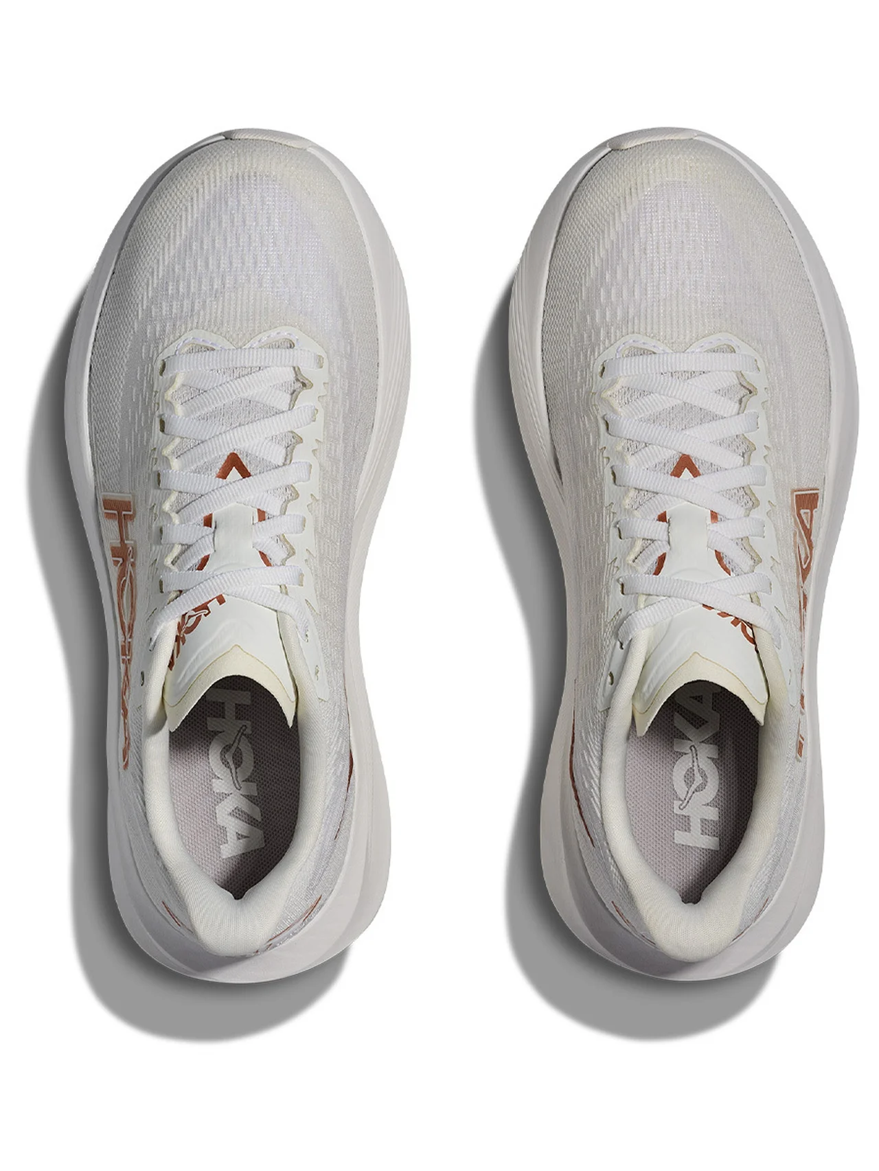 【HOKA®︎】の白スニーカーで、日常もランニングも快適 vol.1369