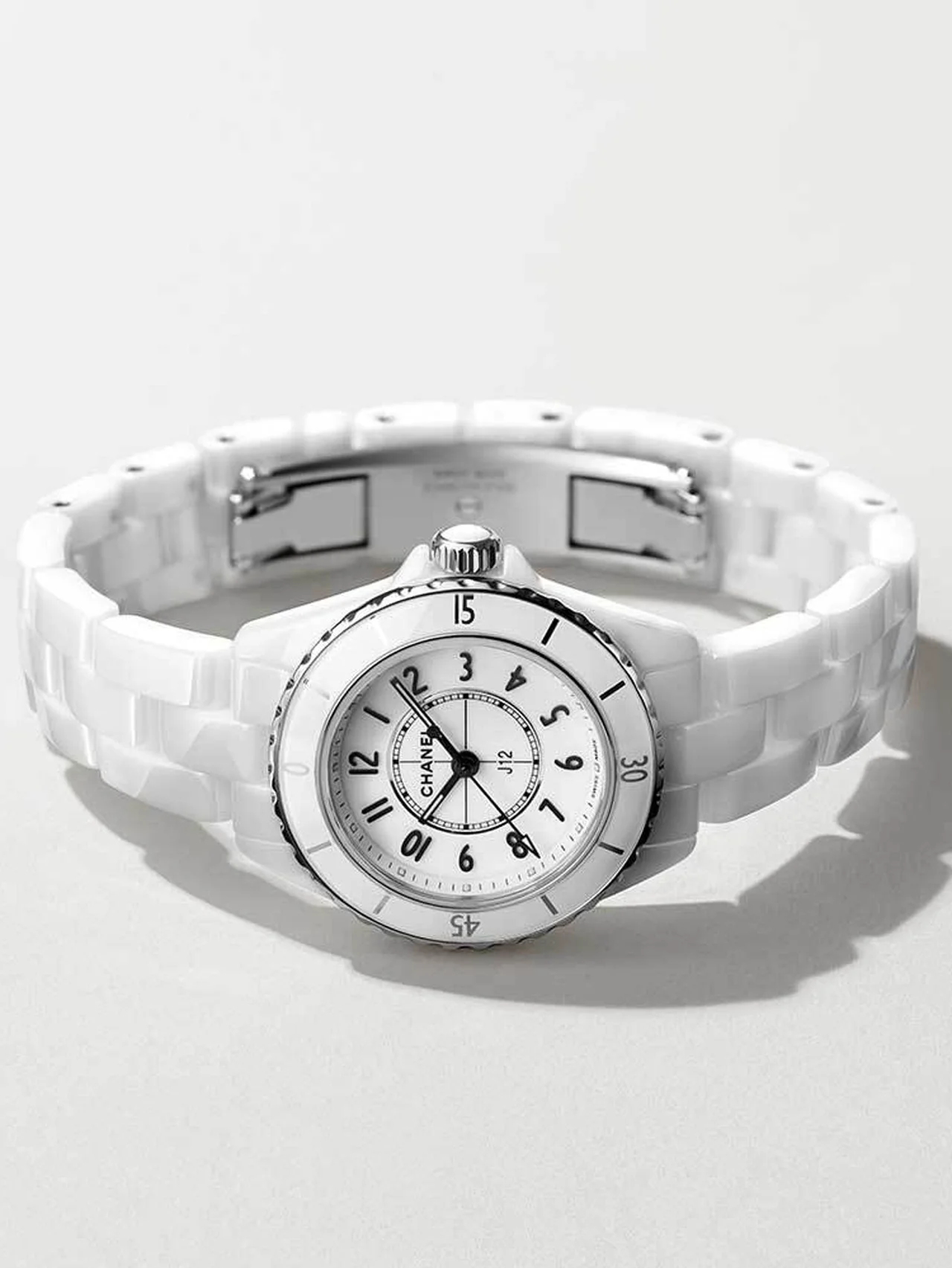 【シャネル】のアイコンウォッチ「J12」から28mmケースの新作が登場！ 数量限定モデルも