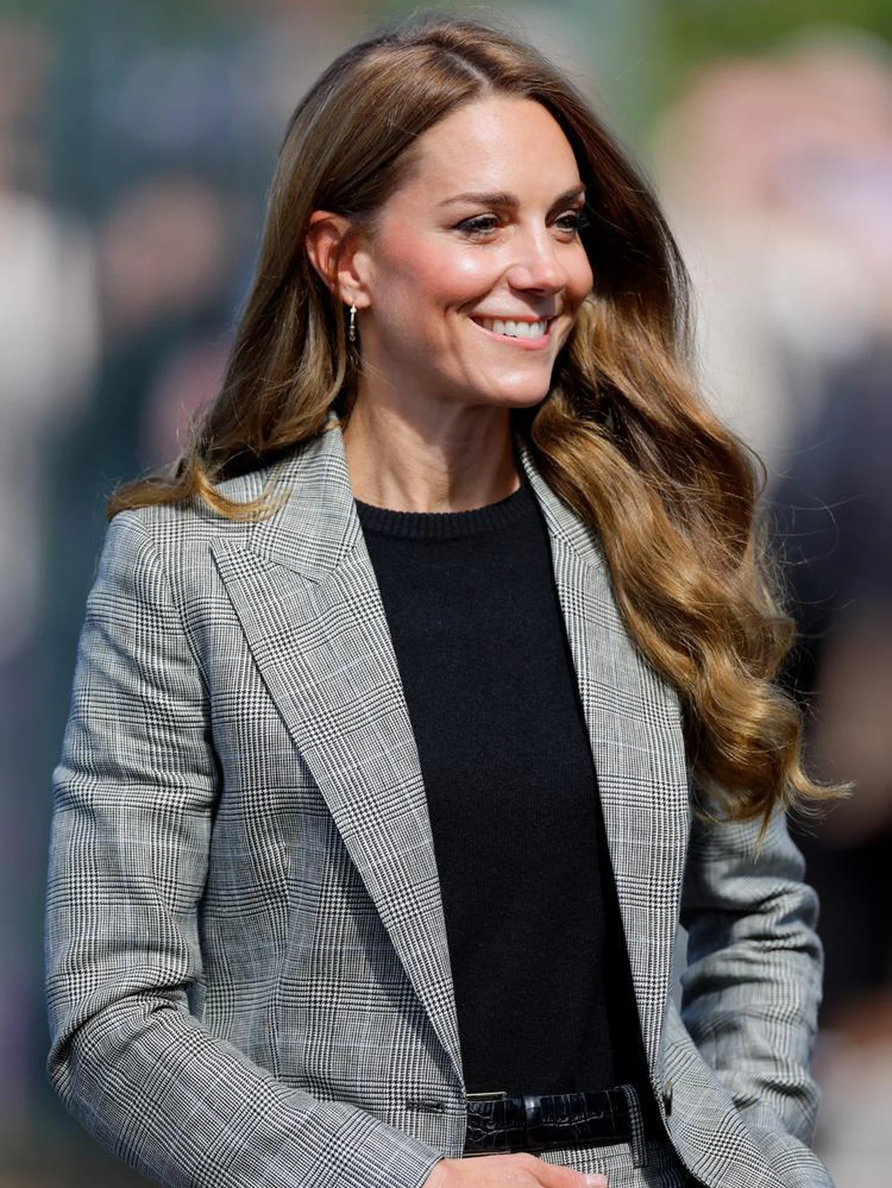 キャサリン皇太子妃、スタイリッシュなグレンチェック柄パンツスーツで颯爽と公務に登場。鏡なし・ピンなしの即興まとめ髪を披露し、その早業にファン大興奮！