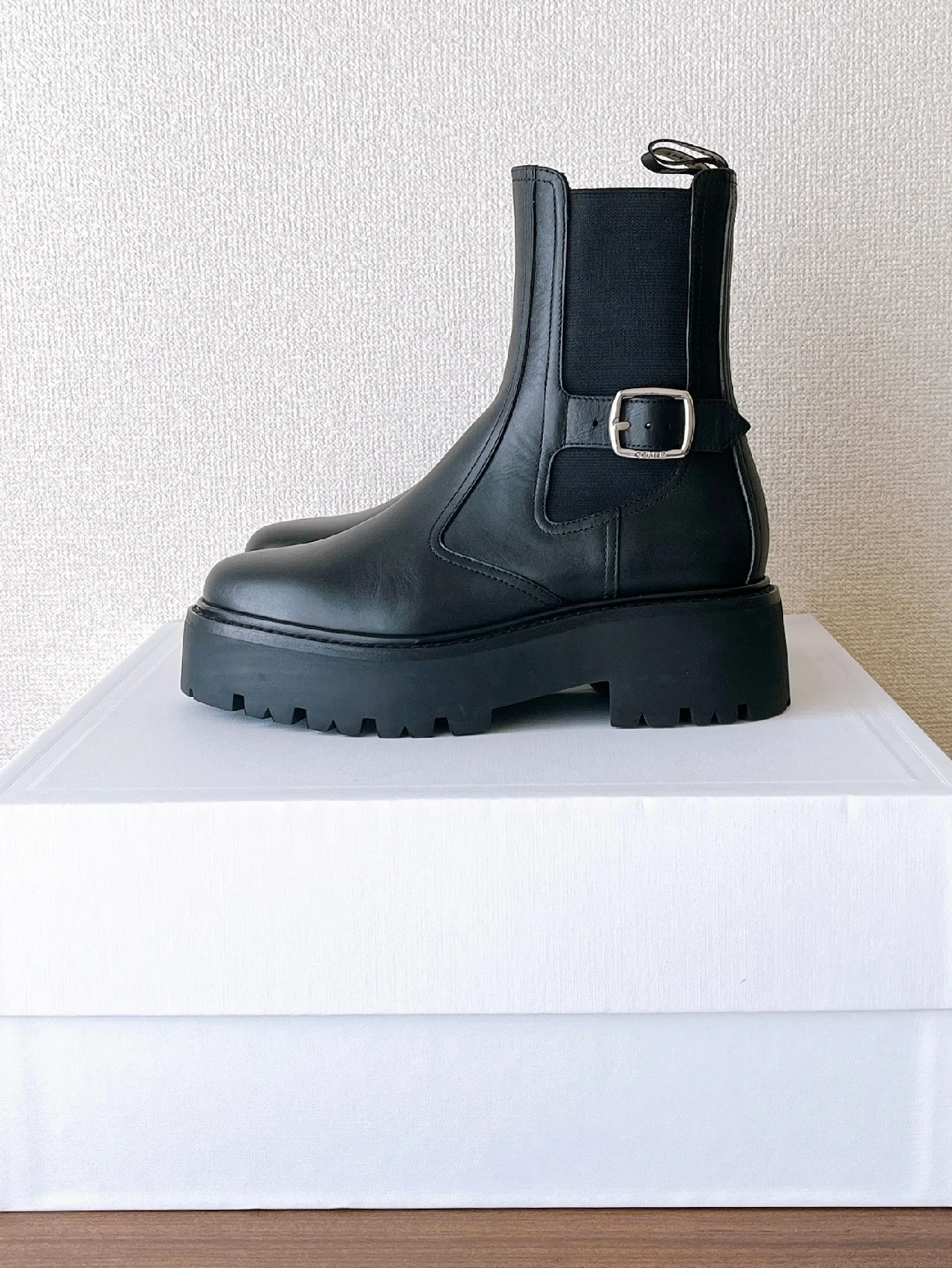 私の”先買い”ブーツはCELINEのサイドゴア