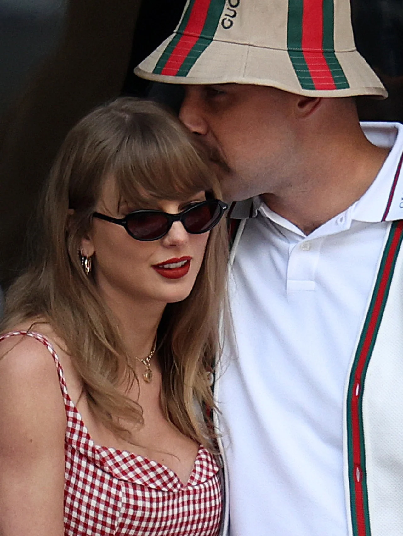 テイラー・スウィフト＆トラビス・ケルシー、とびきりロマンティックな婚約式の写真が話題沸騰！ 婚約指輪の最高推定価格は約７億４千万円