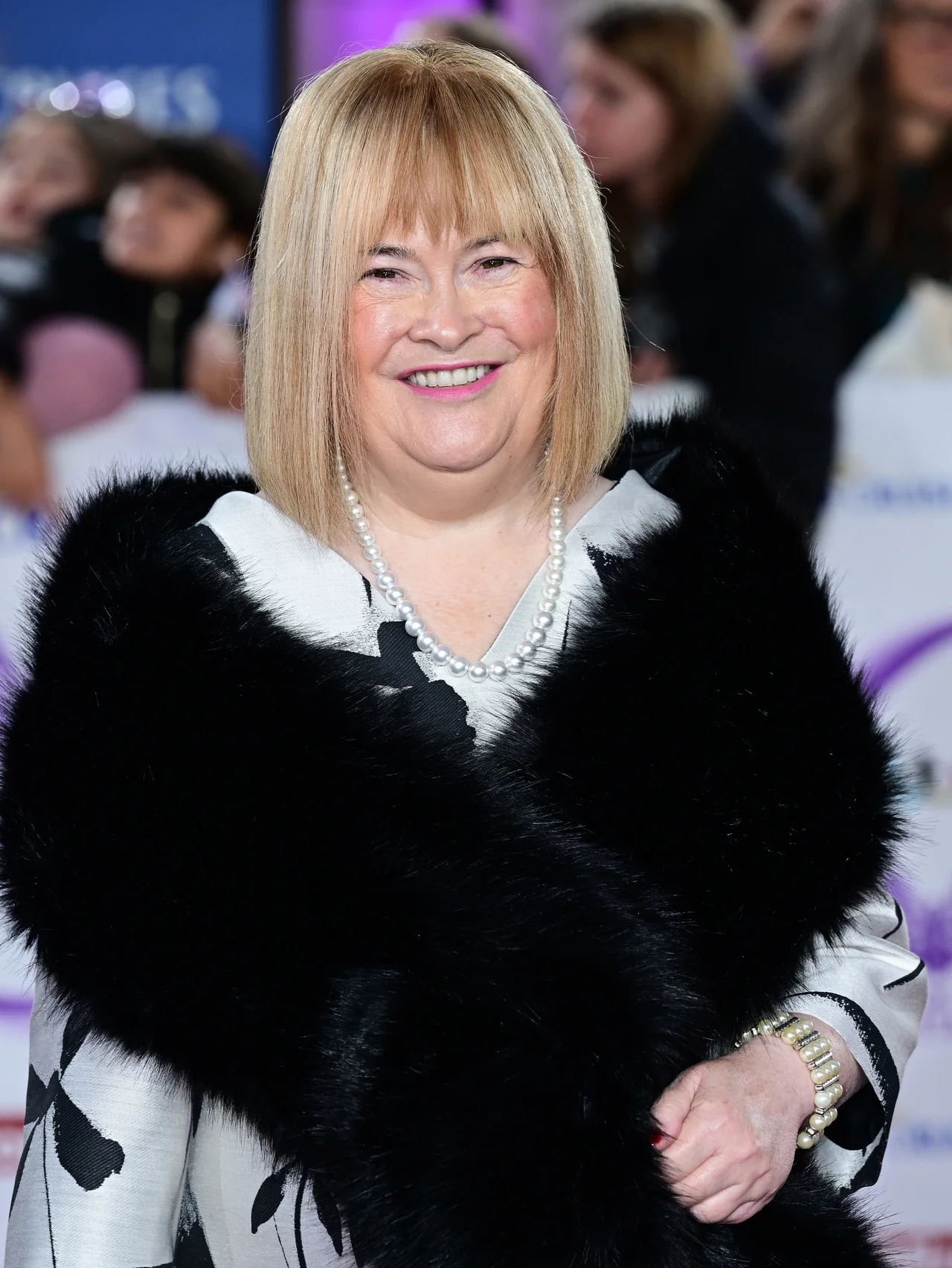 紅白歌合戦出演から17年、あのスーザン・ボイルが65歳に！ 幼少期から公営住宅で暮らしてきた地元をついに離れる