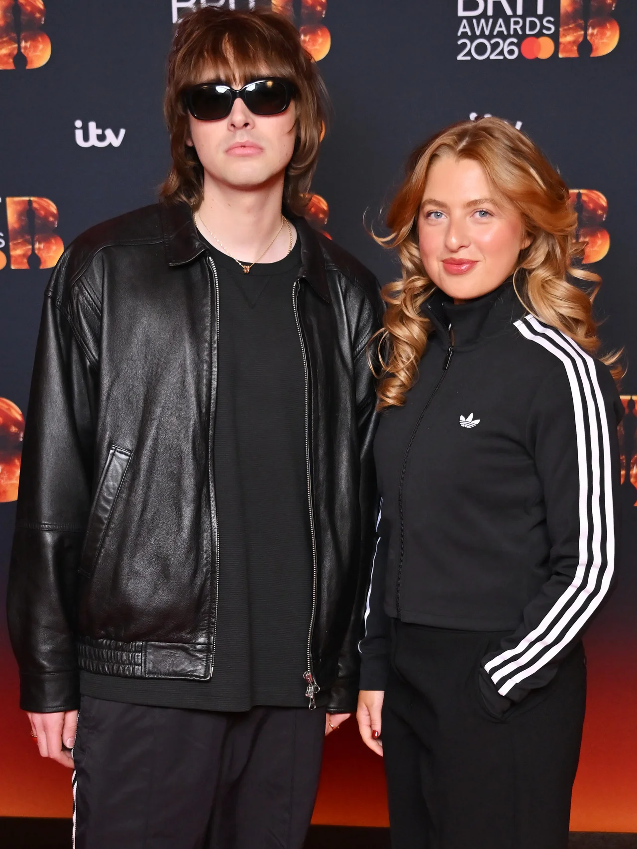 オアシスのギャラガー兄弟の兄ノエルがブリット・アワード受賞！ 娘アナイスと弟リアムの息子ジーンが揃ってレッドカーペットに登場し、ファン感激！