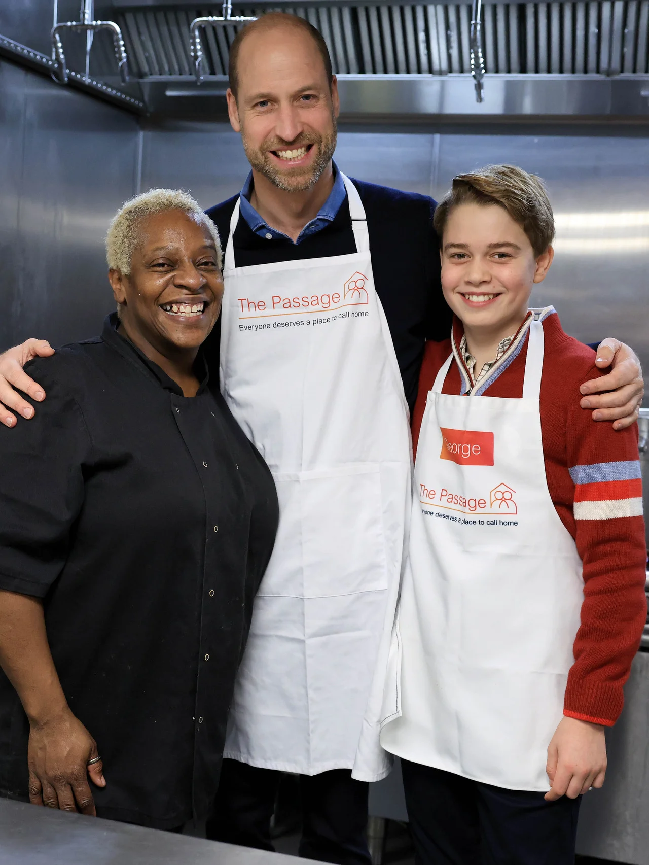 ジョージ王子12歳、ウィリアム皇太子が亡きダイアナ元妃と32年前に訪れたホームレス支援団体でクリスマスのボランティア活動。祖母のサインを見たときの愛らしい反応が話題に