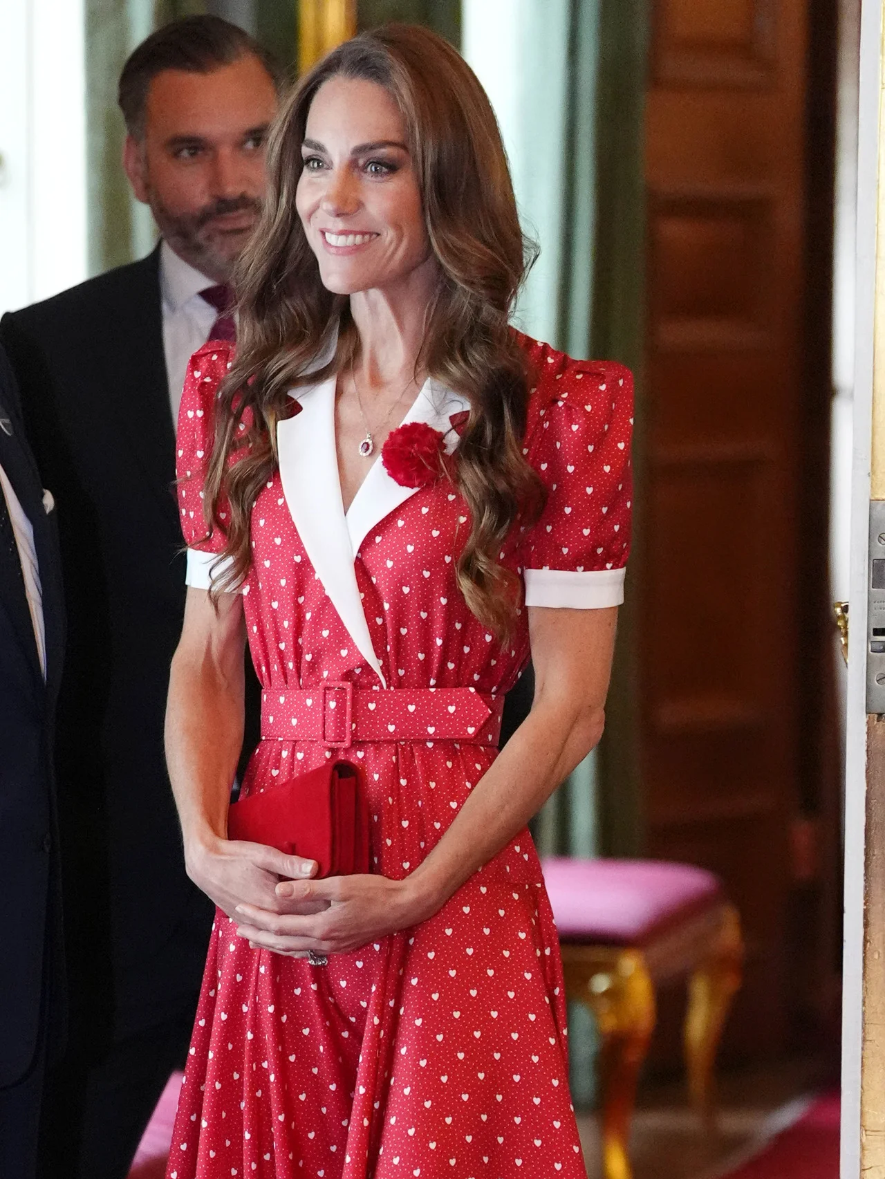 キャサリン皇太子妃、赤のハート柄ワンピースをまとい、ウィリアム皇太子への愛についてコメント！ ロイヤルブルーのドレスに合わせた蜂モチーフのピアスも話題に