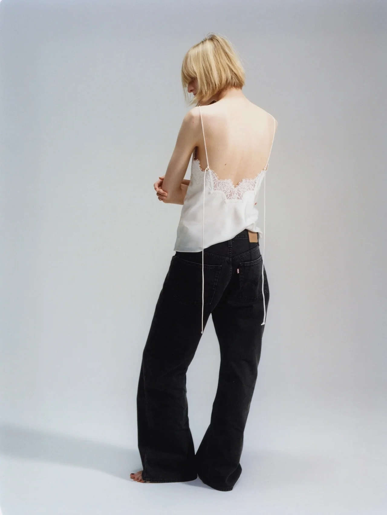 【リーバイス®】と【ビオトープ】の人気コラボから、フレアラインが美しいブラックデニムが登場