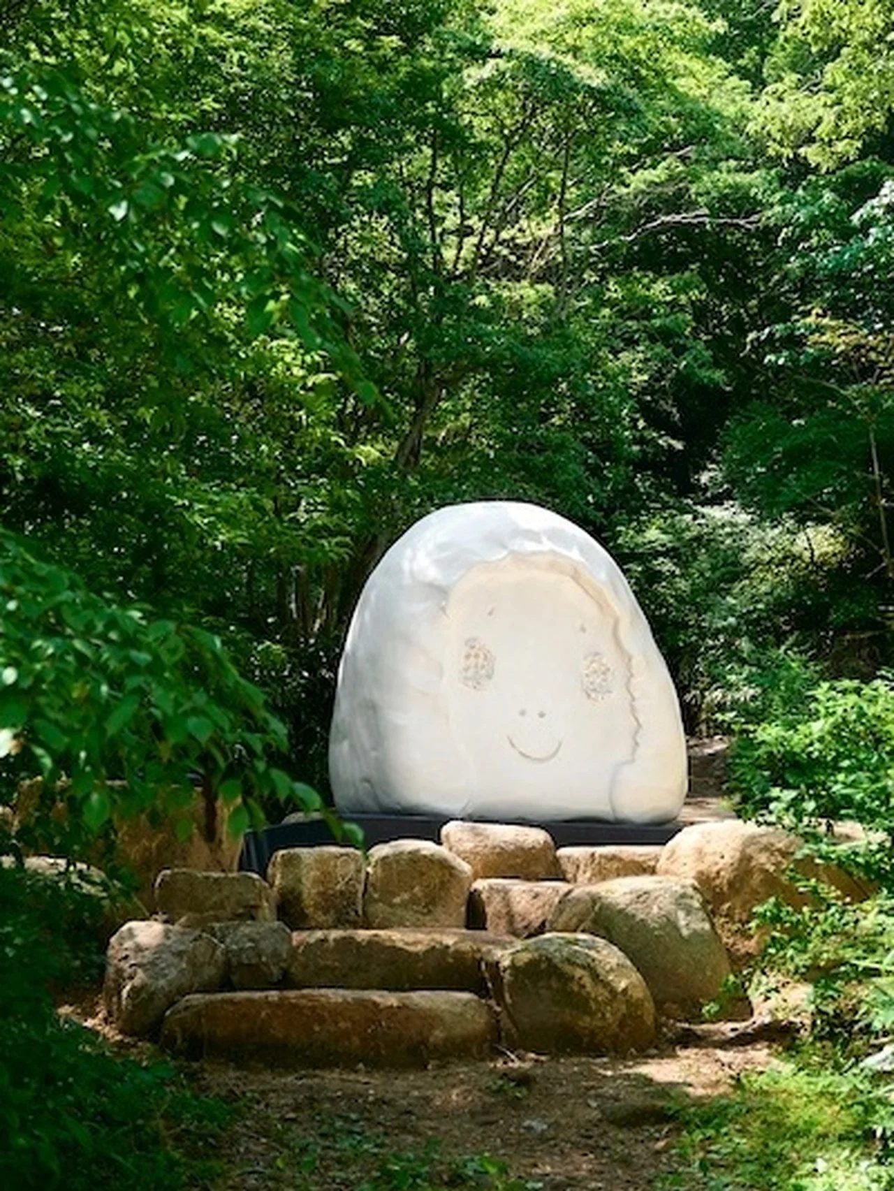 奈良美智作品も常設展示！ 神戸・六甲山上で自然とアートを満喫する「神戸六甲ミーツ・アート2025 beyond」が開催中