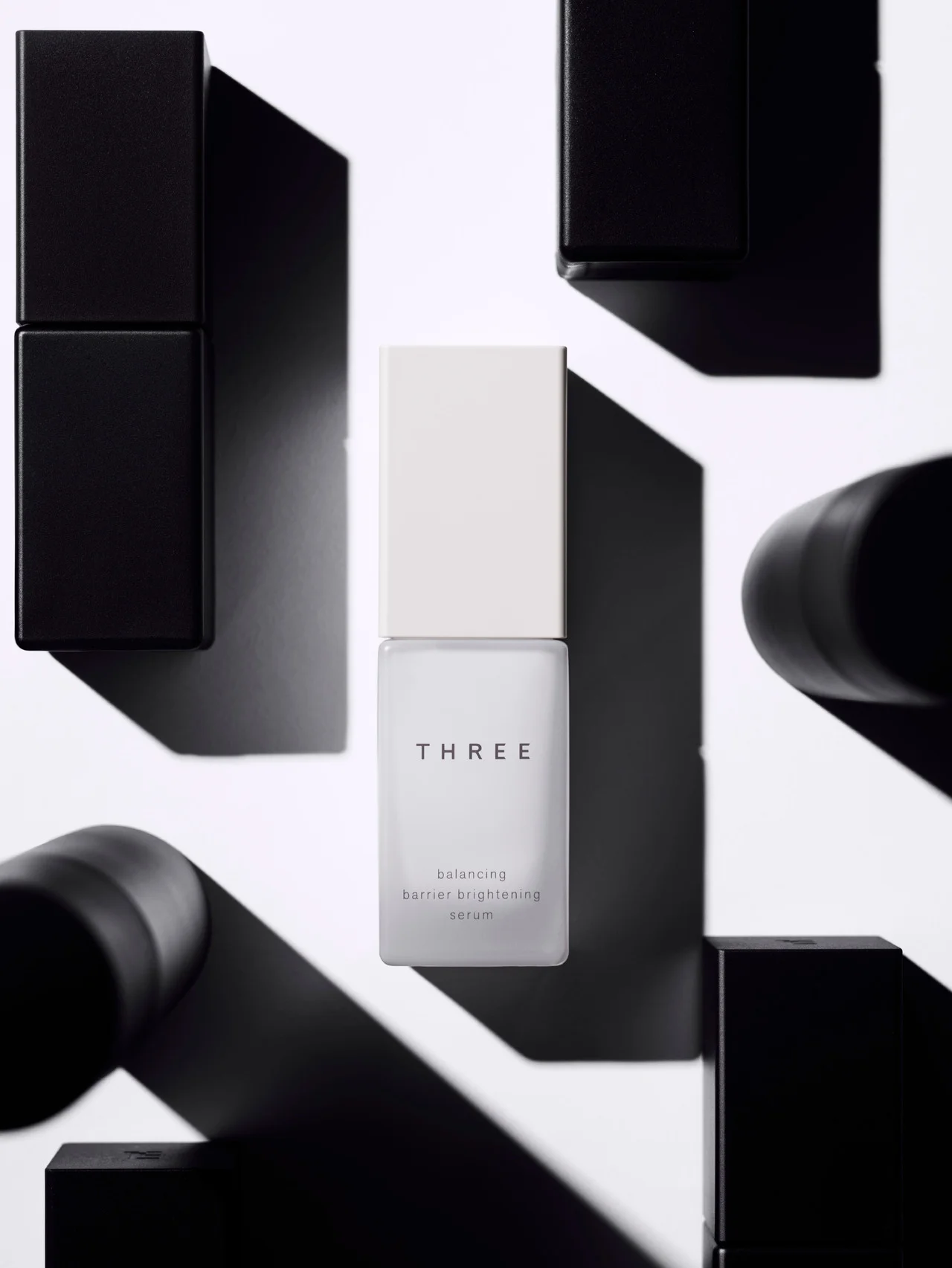 【THREE】ノイズにさらされた肌に、冴えた透明感を。肌と心を整える薬用ブライトニングセラム　