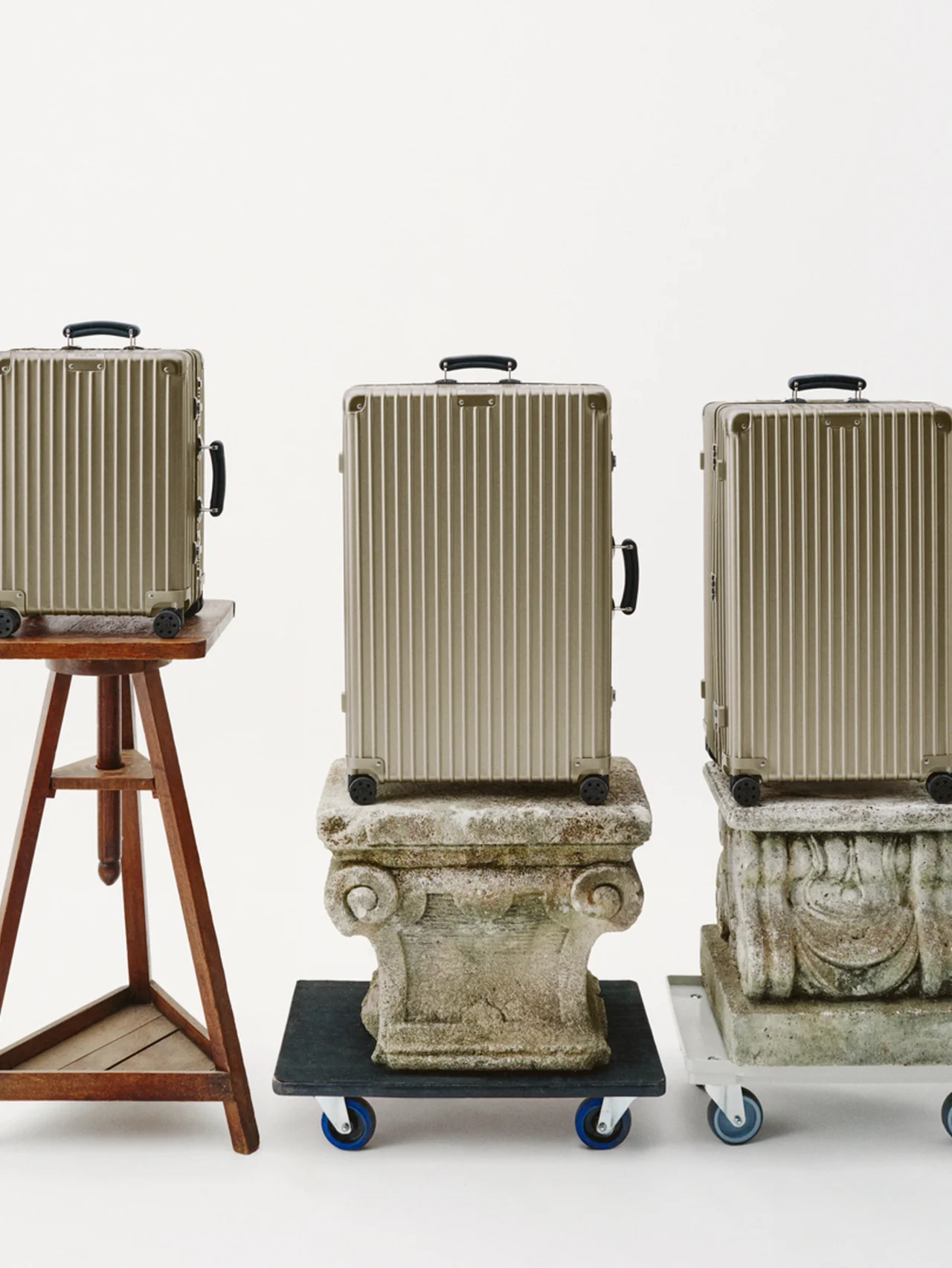 【リモワ】の人気スーツケースに、新定番カラー「チタニウム」が登場