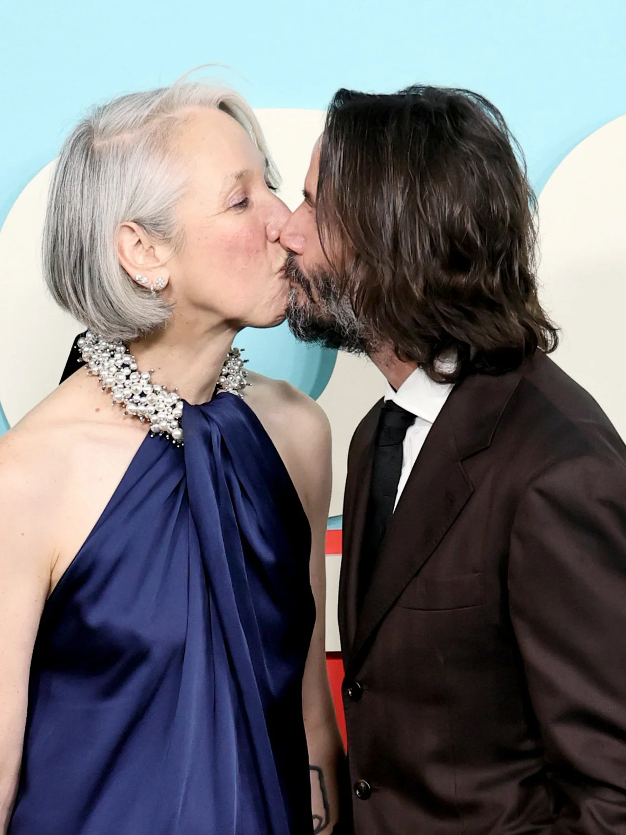 キアヌ・リーブス、夜のスケートデートでのキスショットを公開！ 恋人による投稿には、2026冬季オリンピックに出場するアスリートに向けたエールも