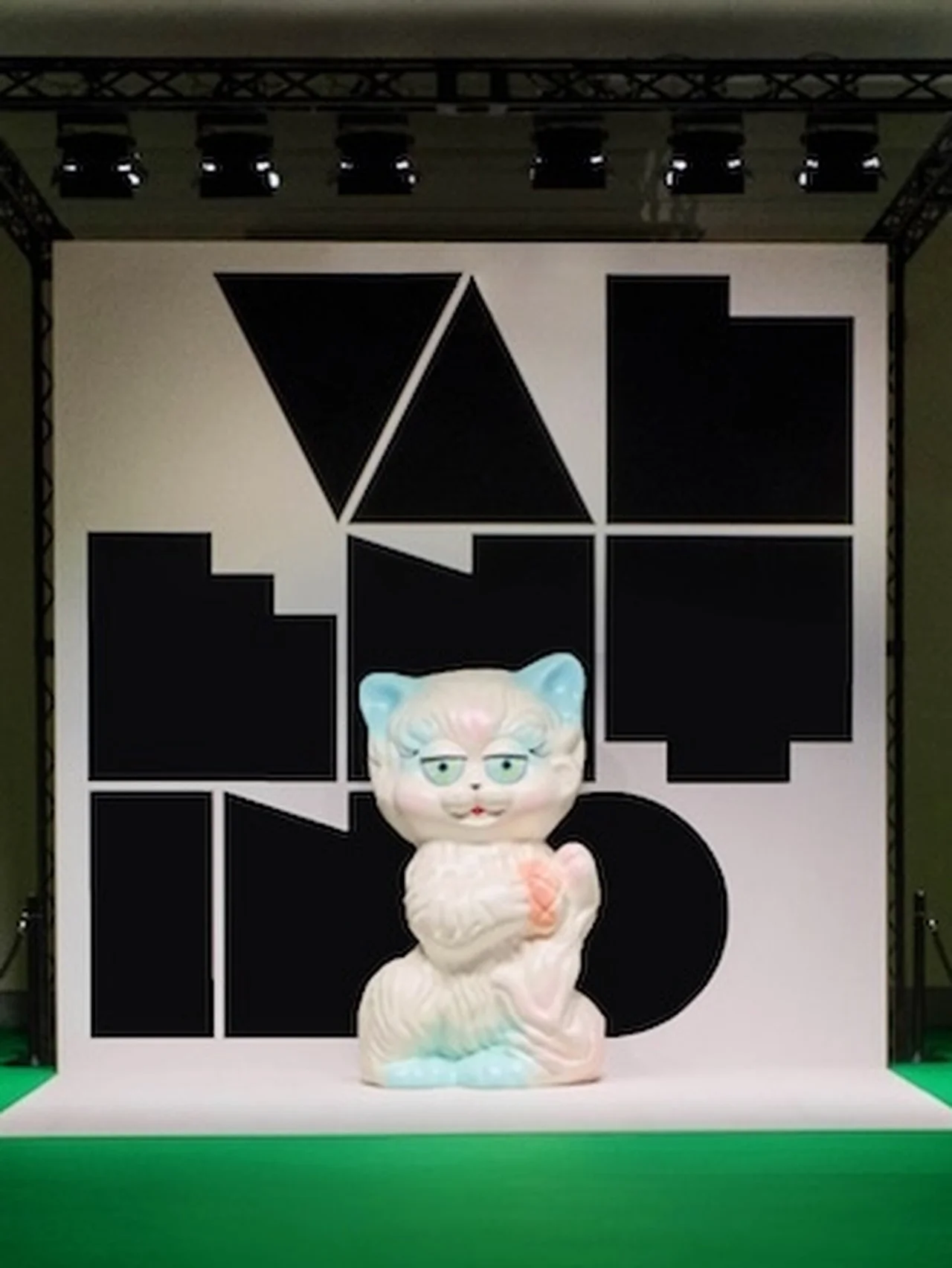 【ヴァレンティノ】壮大な猫のオブジェ「ル シャ デ ラ メゾン」が日本各地を巡るストアツアーを開催！