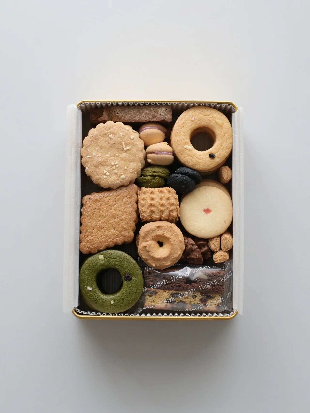 京都の【紀ノ國屋】で買える“まるで絵画”なクッキー缶。パッケージにはあの美人画がひょっこり