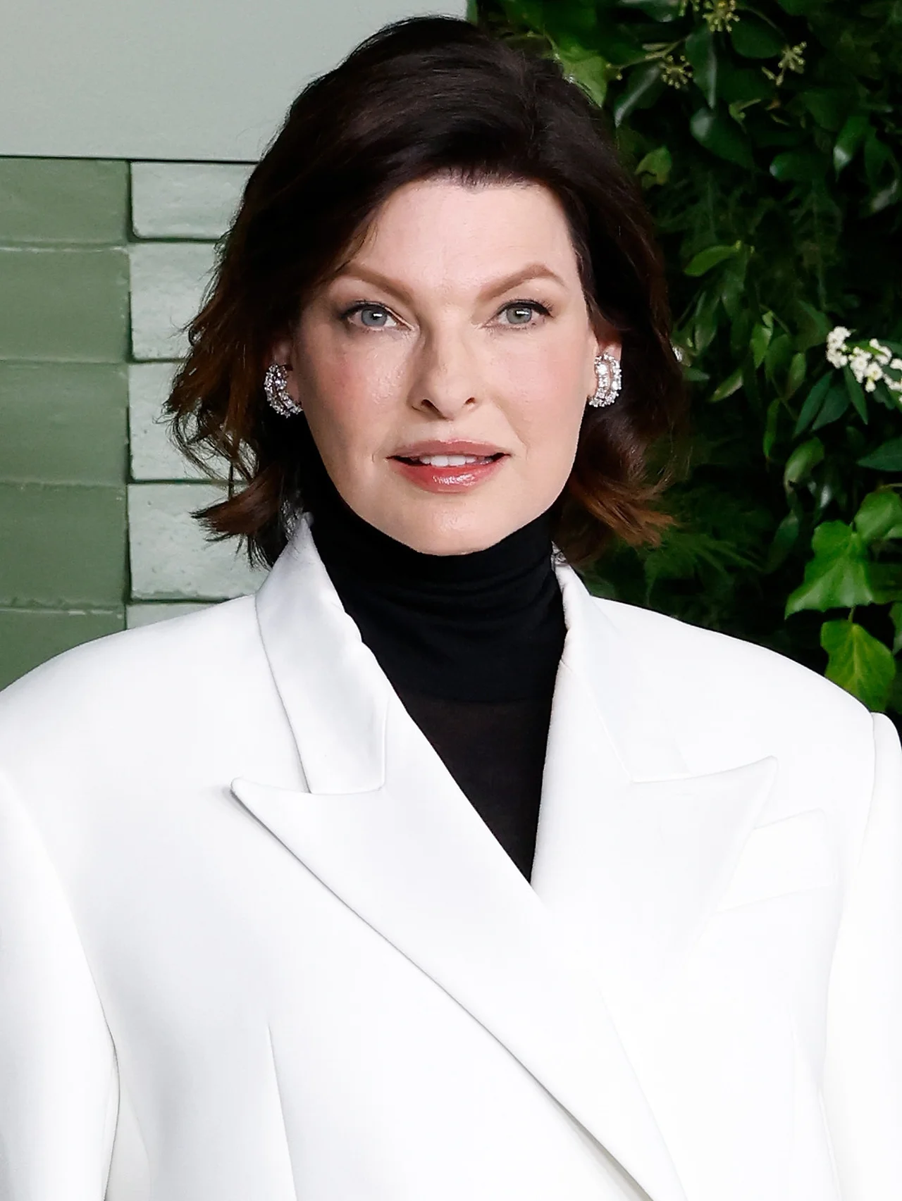 リンダ・エヴァンジェリスタ、医療ダイエットの失敗によって「今も自分を好きになれないし、鏡も見ない」と明かす