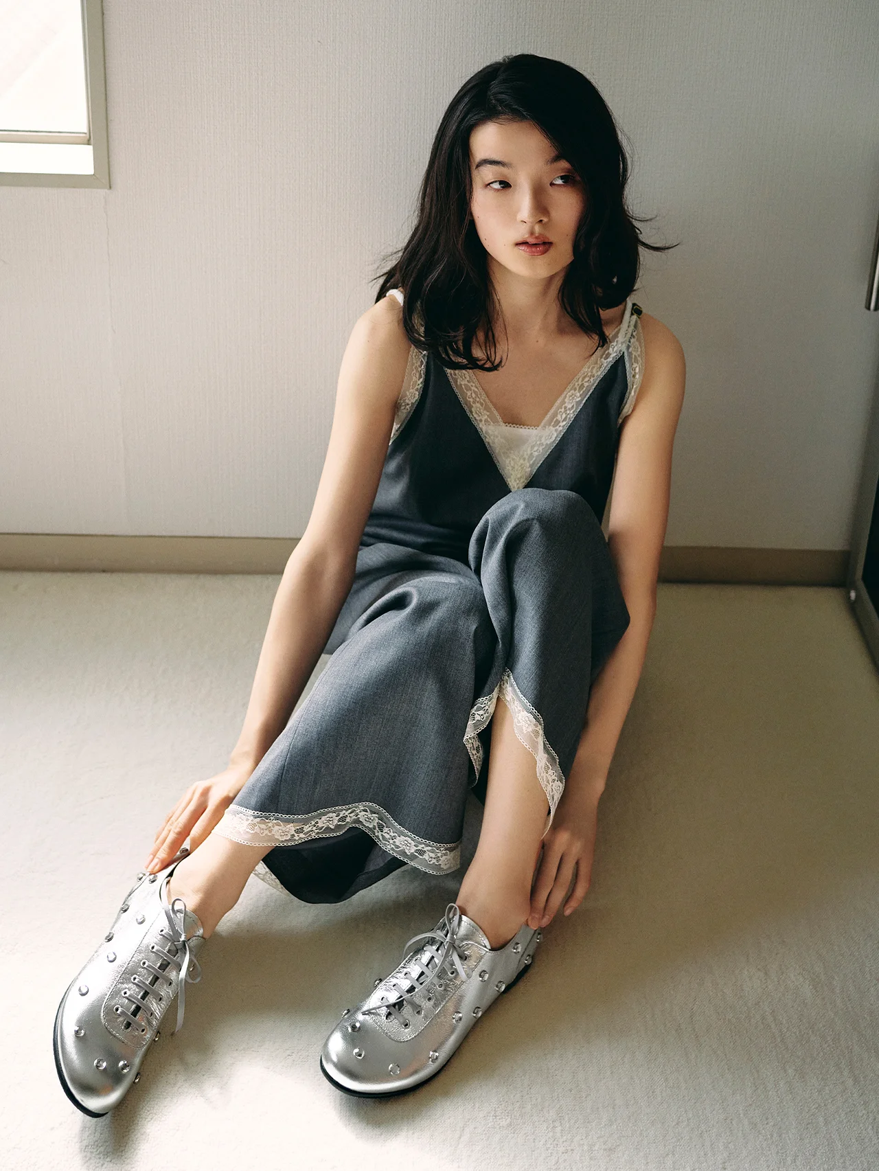 スタイルを明るく照らす、【LACADE（ラカド）】のシルバーシューズ