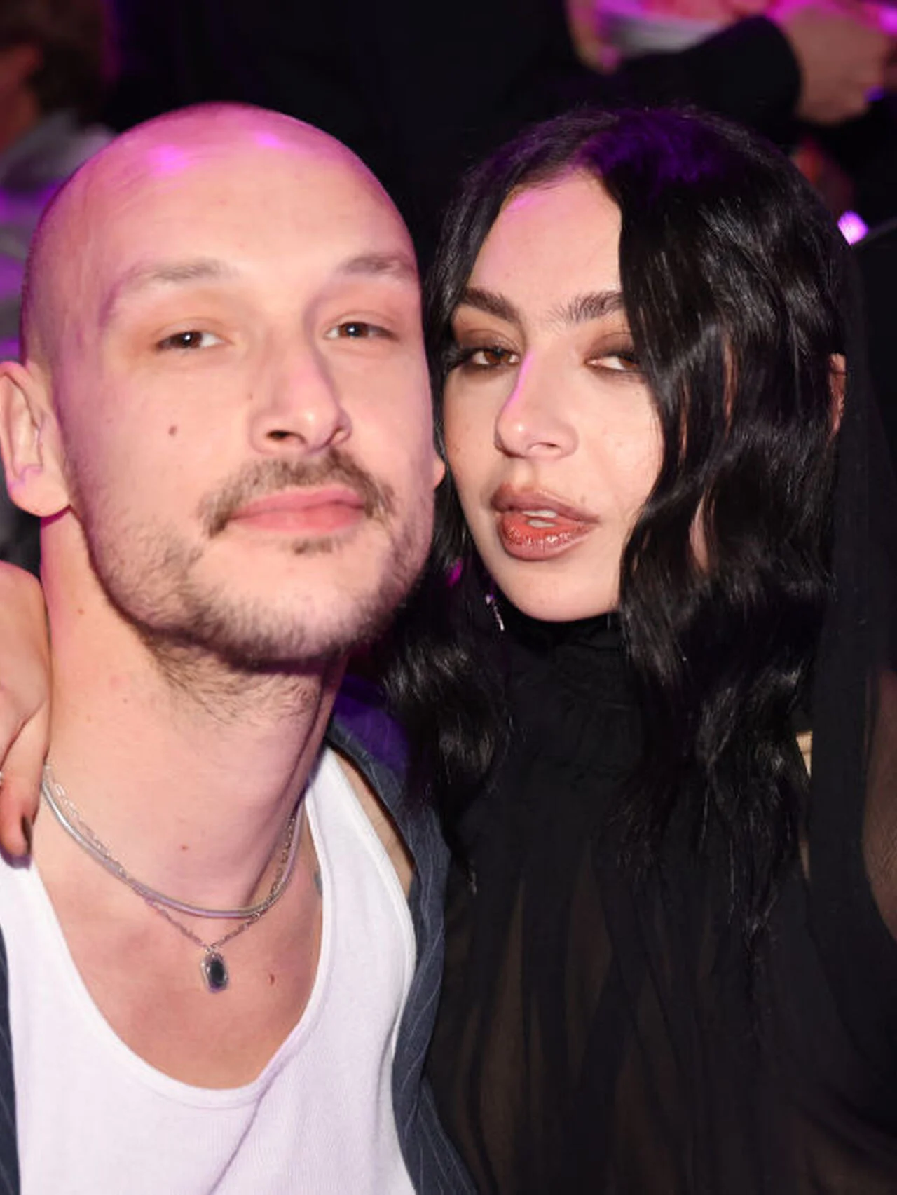 チャーリーXCXが結婚！ 白のミニドレスにサングラスを合わせ、The 1975のジョージ・ダニエルとロンドンで挙式