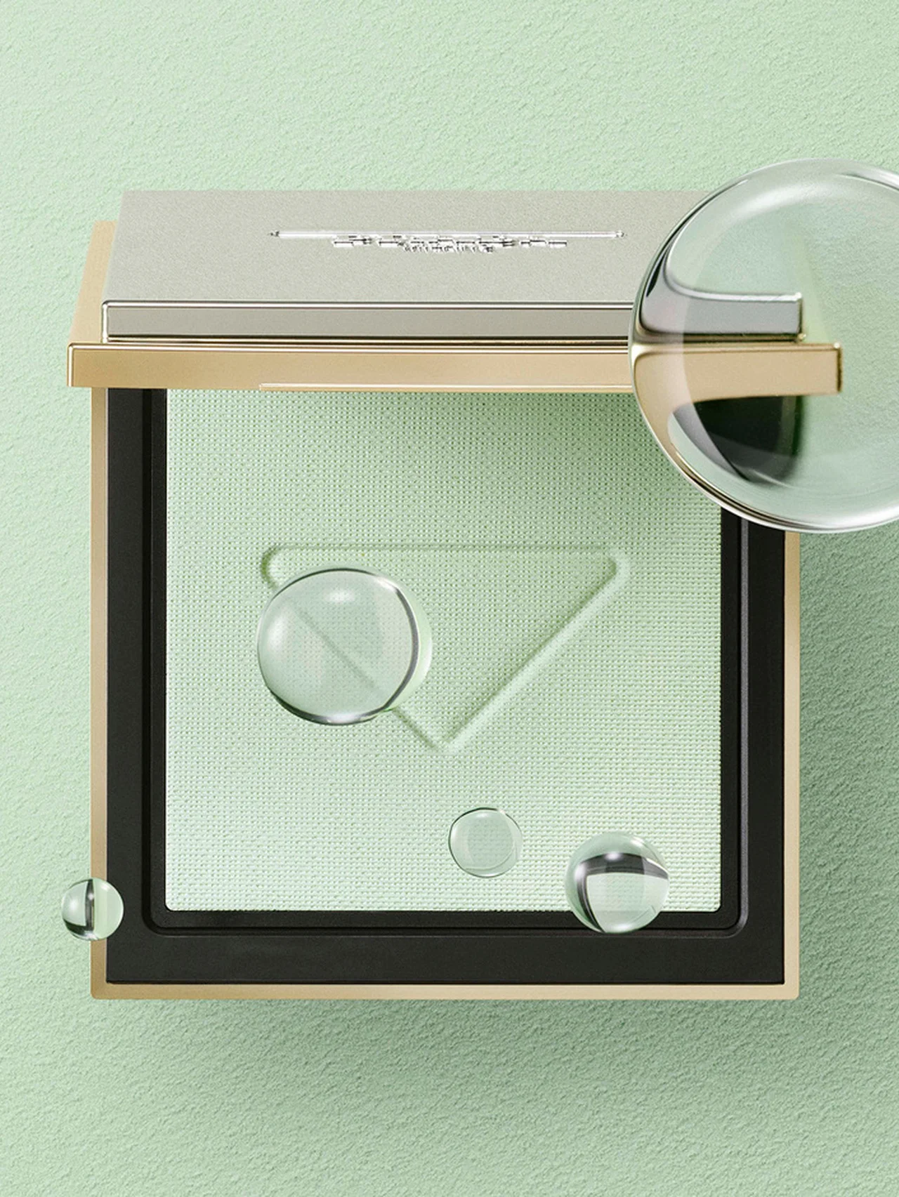 【プラダ ビューティ】プラダ グリーンの透明パウダーで、均一な素肌仕上がりをかなえる