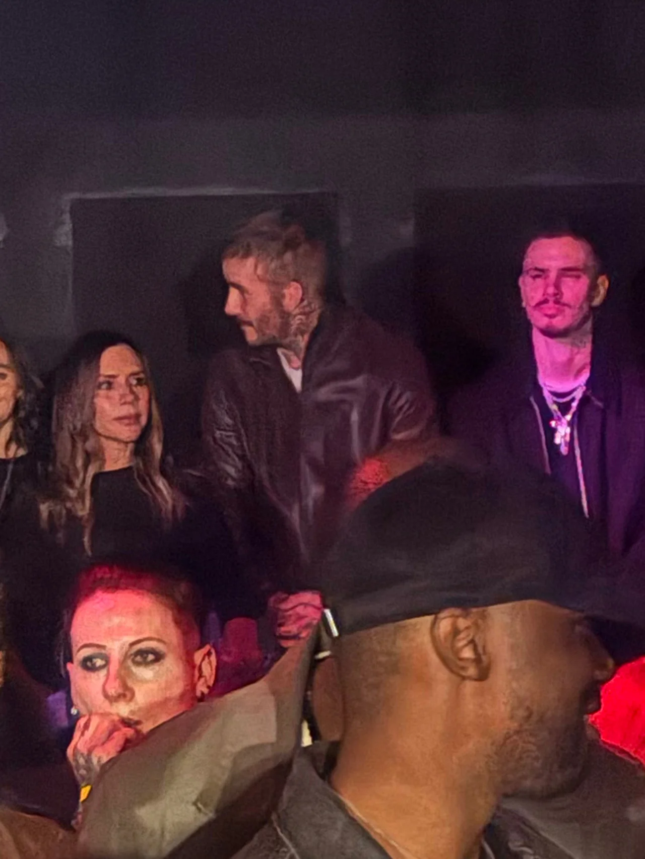 ヴィクトリア・ベッカム、三男クルスのバンドのツアー初日を見守る。クルスは「ママを傷つけないで」という新曲を感傷的に披露