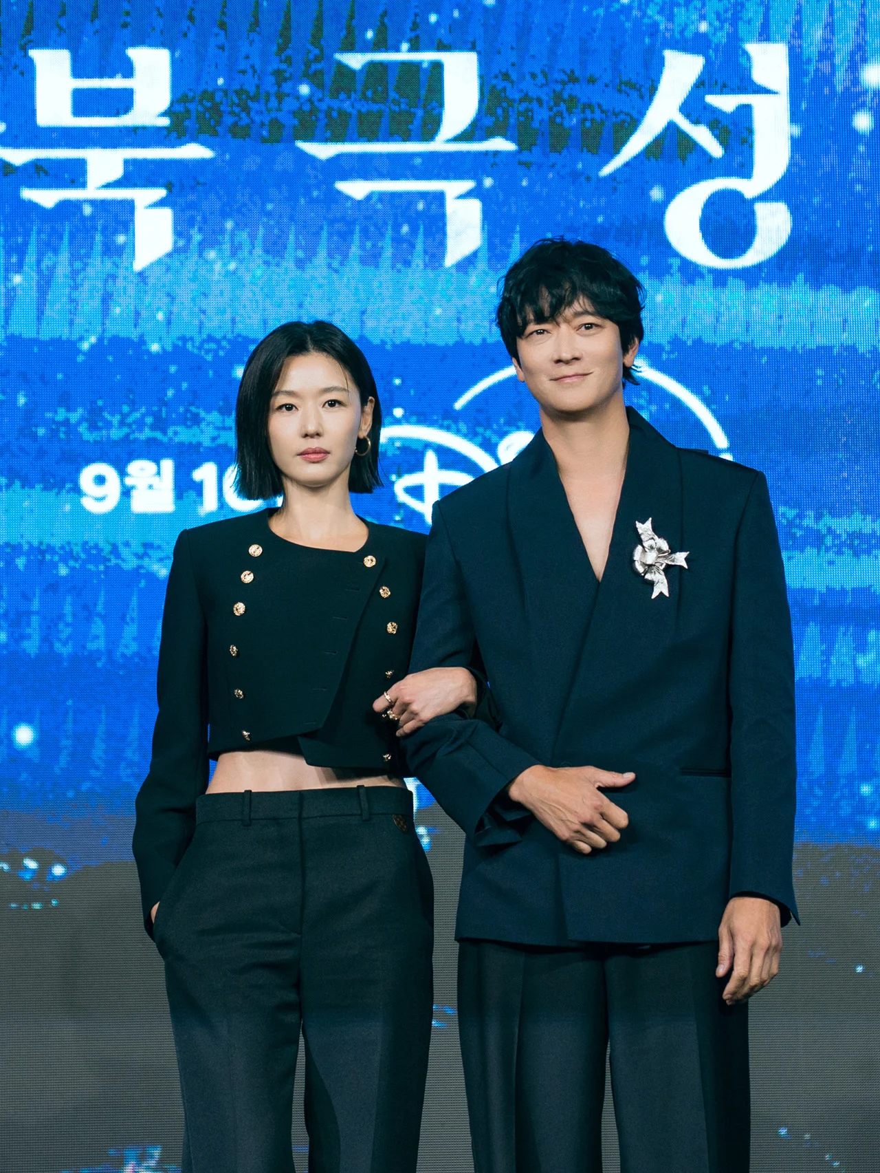 ドラマ出演約21年ぶりのカン・ドンウォンとチョン・ジヒョンのスペクタクル・ロマンスドラマ『北極星』！ 豪華メンバーが集結した記者会見をレポート