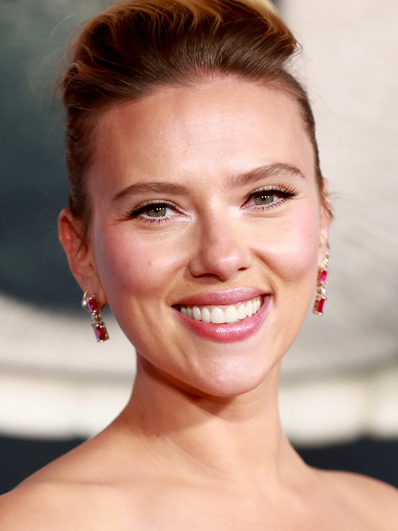 17歳の時に中年俳優とのキスシーンも。スカーレット・ヨハンソン「過度に性的対象とされた」キャリア初期を回顧