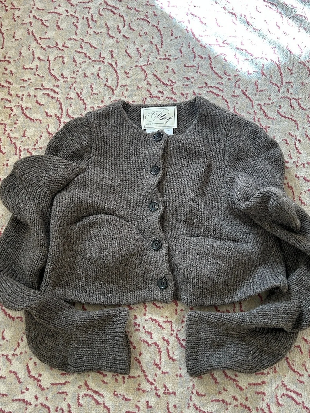 マイベスト・カーディガンに決定！ 羽織るだけでスタイリング上手になれる【ピリングス】の“こぶカーディガン”