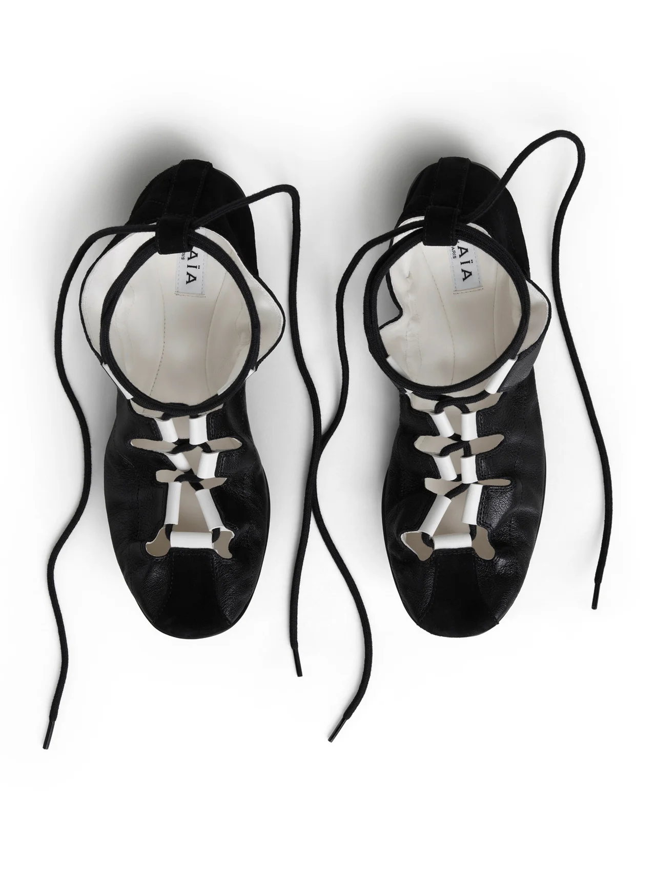 【アライア】新作フラットシューズ「フォールド」が登場。ダンスの美学を宿すレースアップ仕様に注目