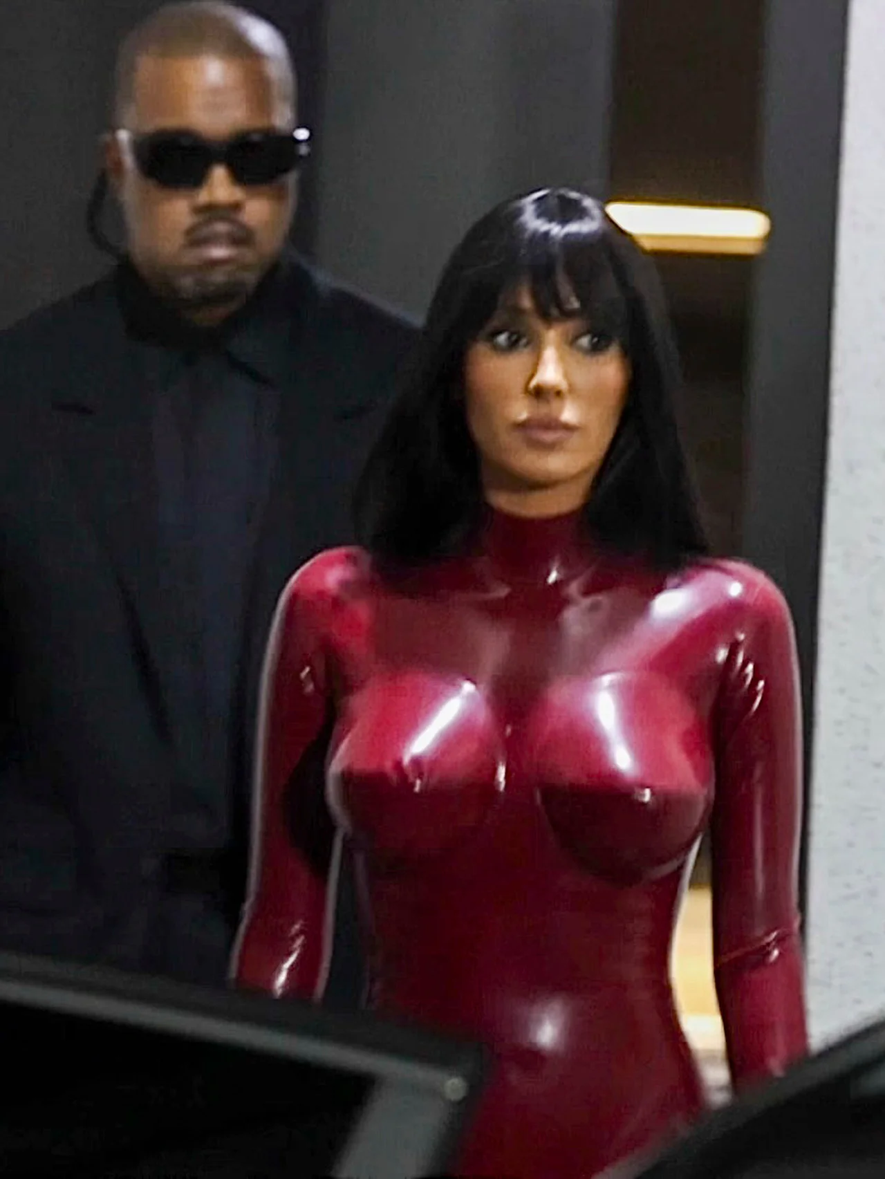 ビアンカ・センソリが「なぜ過激な衣装で露出するのか？」 という問に、独自のスタイルでインタビューに応じる。「カニエの洗脳ではない」と回答